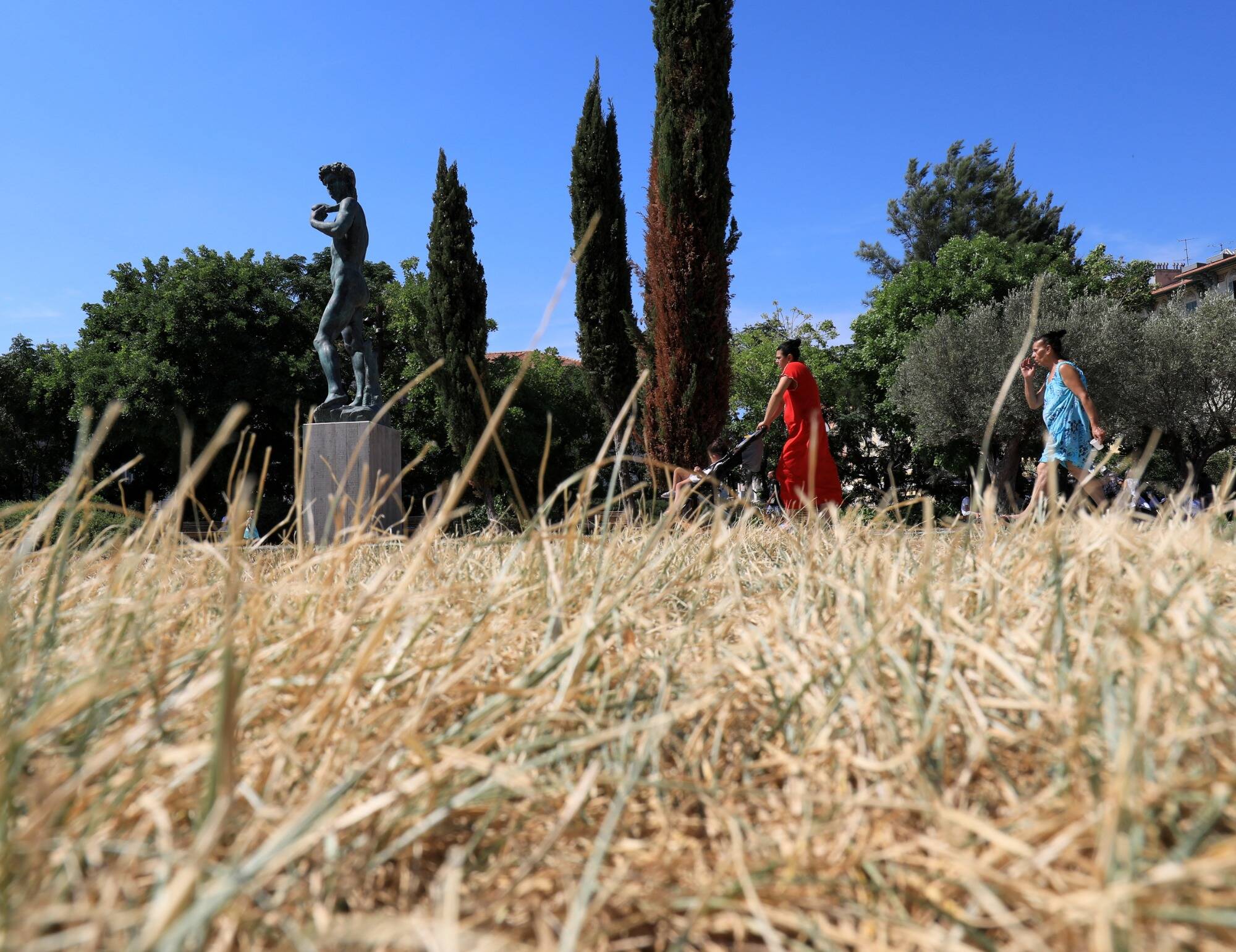 À Nice, le maire Christian Estrosi aimerait bien pouvoir de nouveau arroser ses espaces verts
