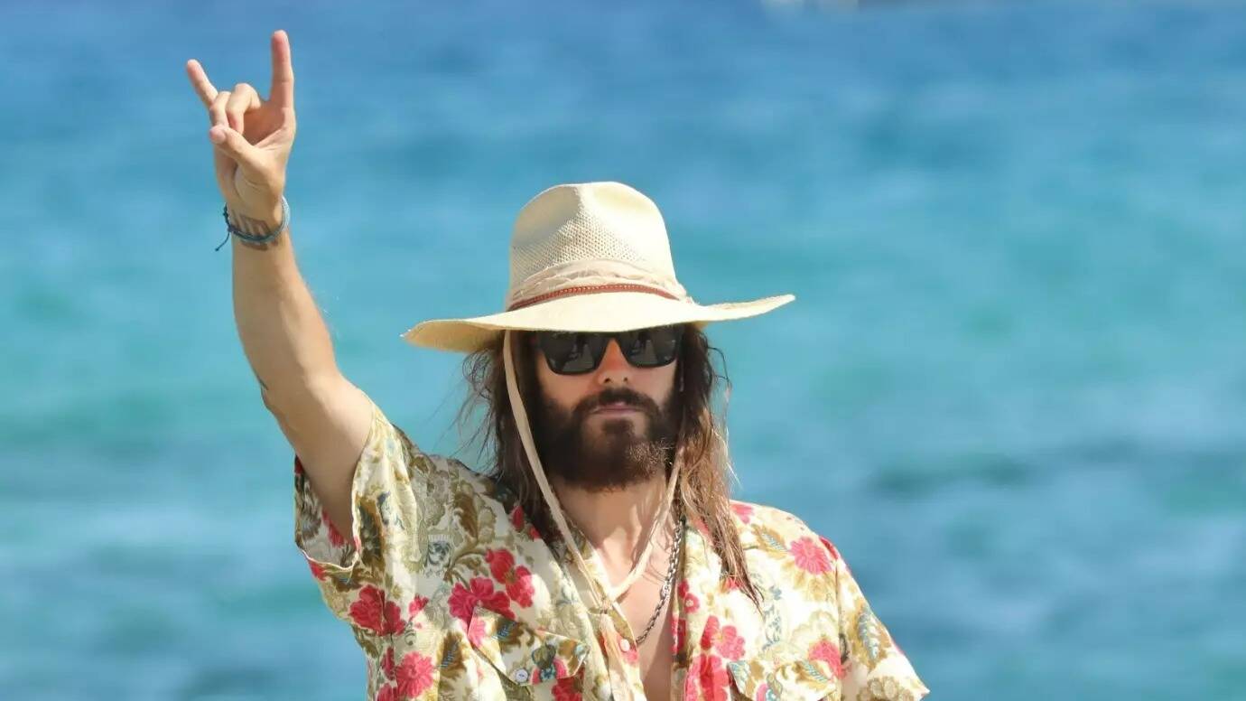 Jared Leto a pointé le bout de sa barbe sur le sable d'une plage