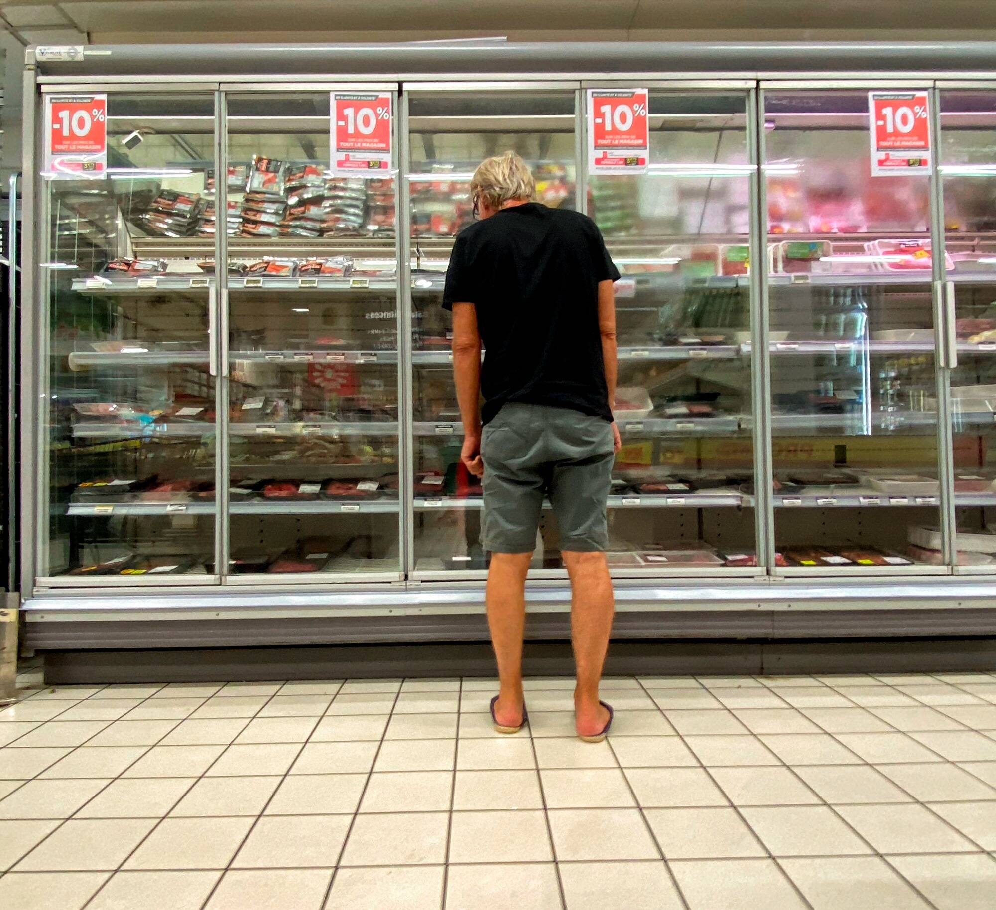 Inflation: on a suivi depuis un an l'évolution des prix de 10 produits alimentaires de base dans 2 supermarchés. Et ça se stabilise enfin