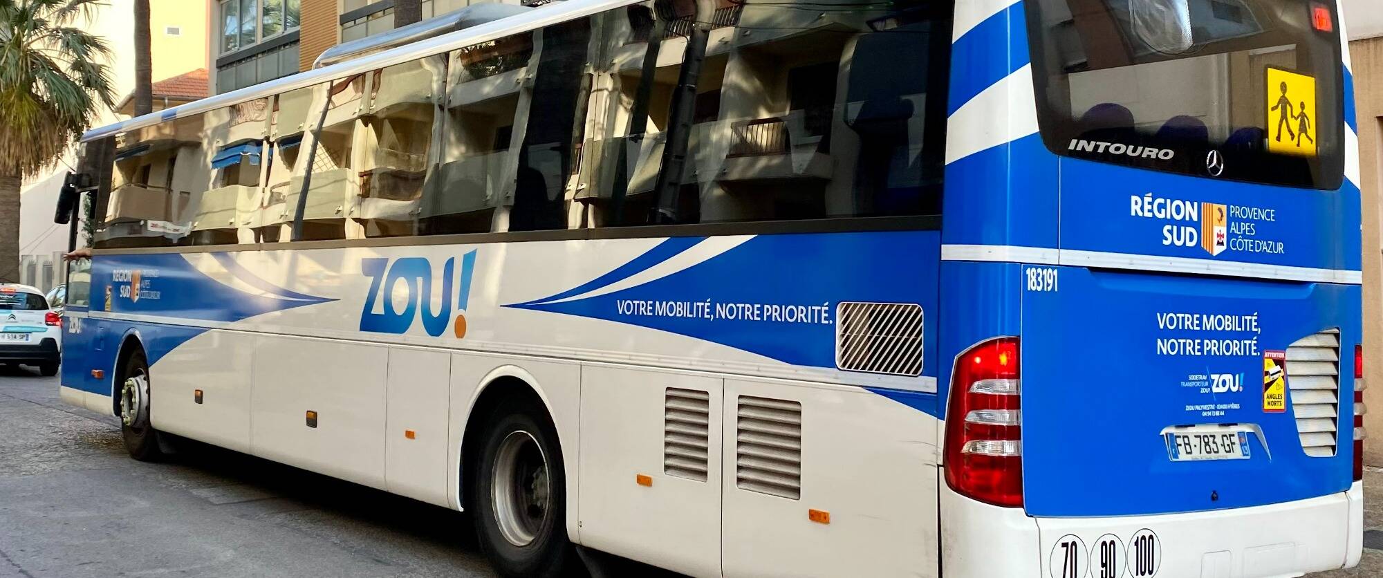 Le car scolaire avec des enfants à bord aurait dangereusement dépassé un camion: des élus azuréens réclament la suspension du chauffeur