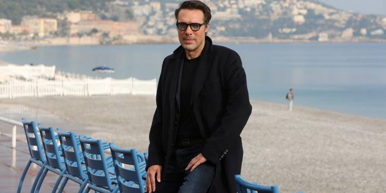Nicolas Bedos condamné pour agressions sexuelles: des militantes féministes tapissent la façade de son éditeur pour dénoncer la parution de son livre