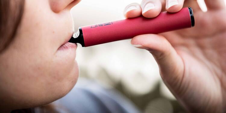 Le ministre de la Santé favorable à l'interdiction des cigarettes électroniques puffs