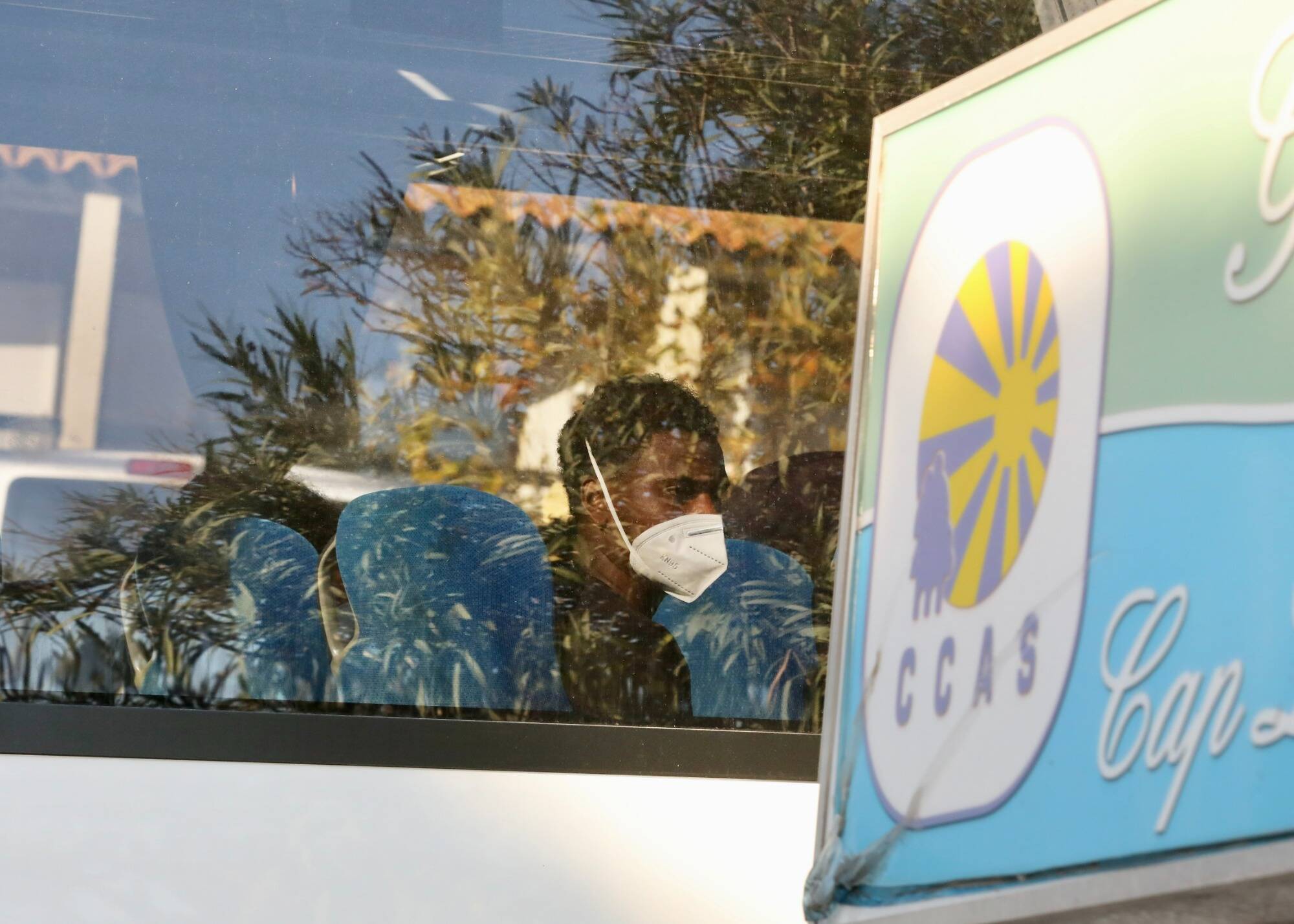 Non, les fenêtres des bus transportant les migrants de l'Ocean Viking n'étaient pas floutées comme le prétend Marine Le Pen