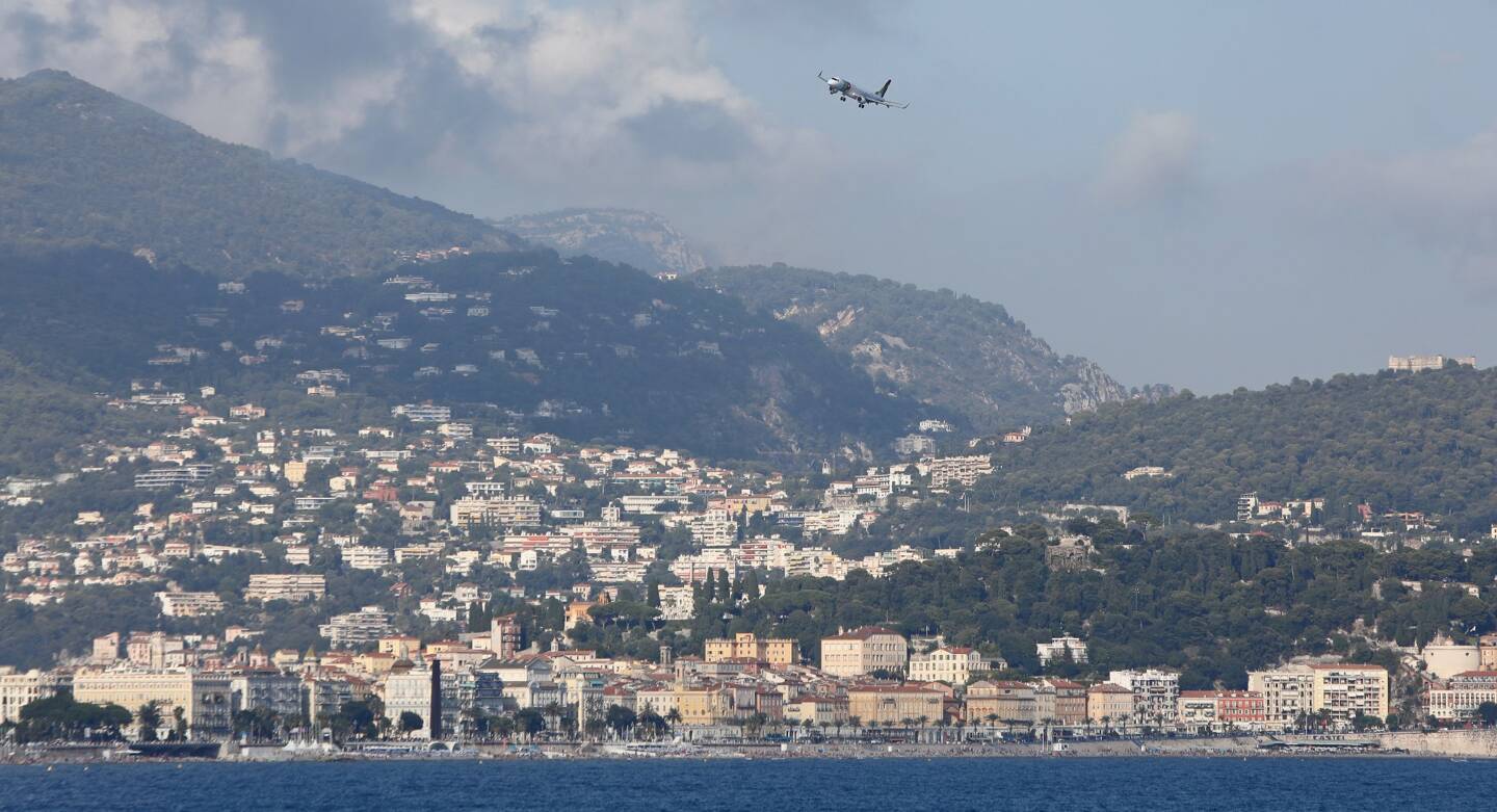Un avion atterrit à l'aéroport de Nice en venant de l'est, le 29 août 2018.