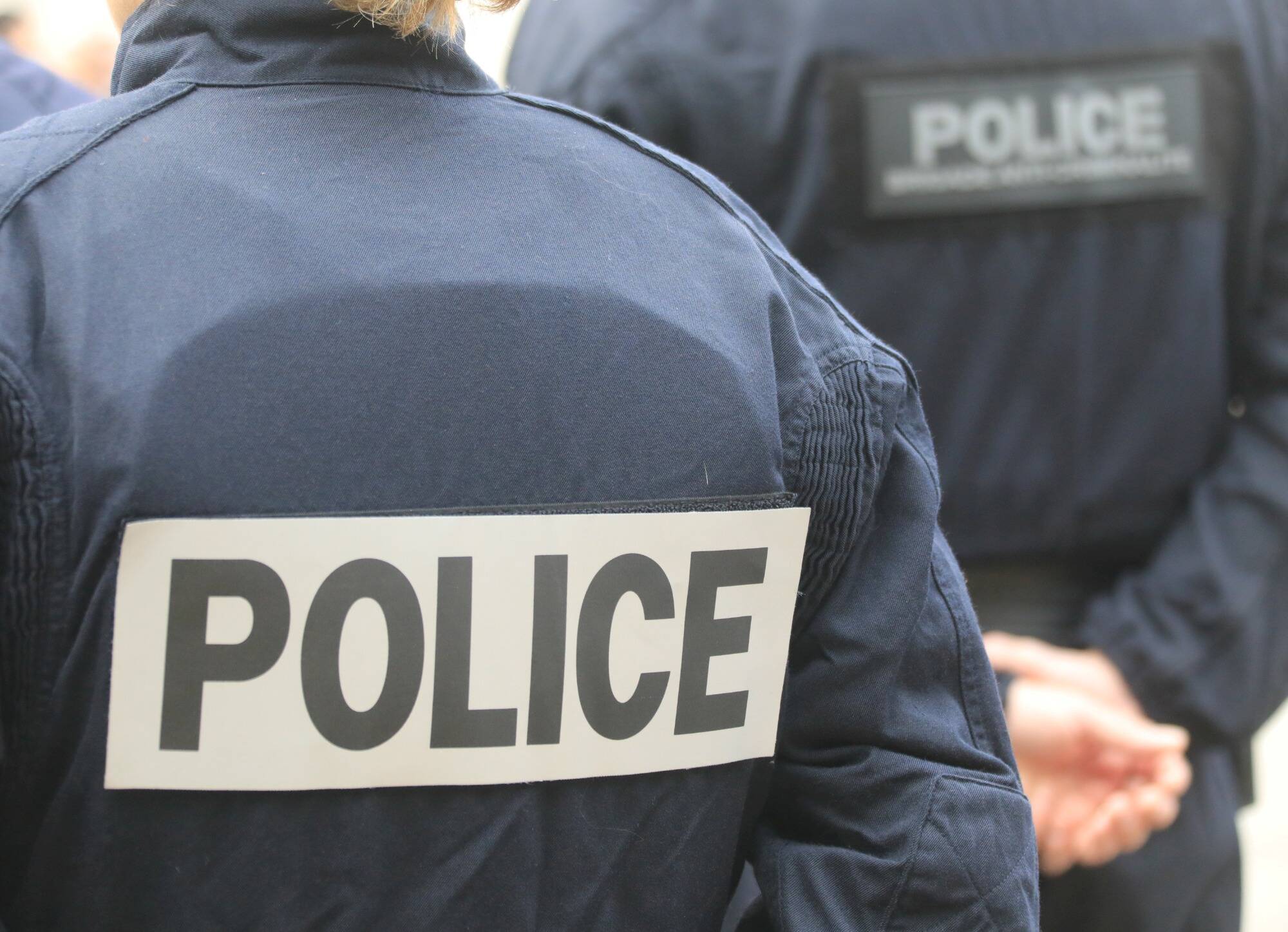 Il tue un homme devant sa femme et son fils sur le parking d'un supermarché, le petit-frère du suspect témoigne