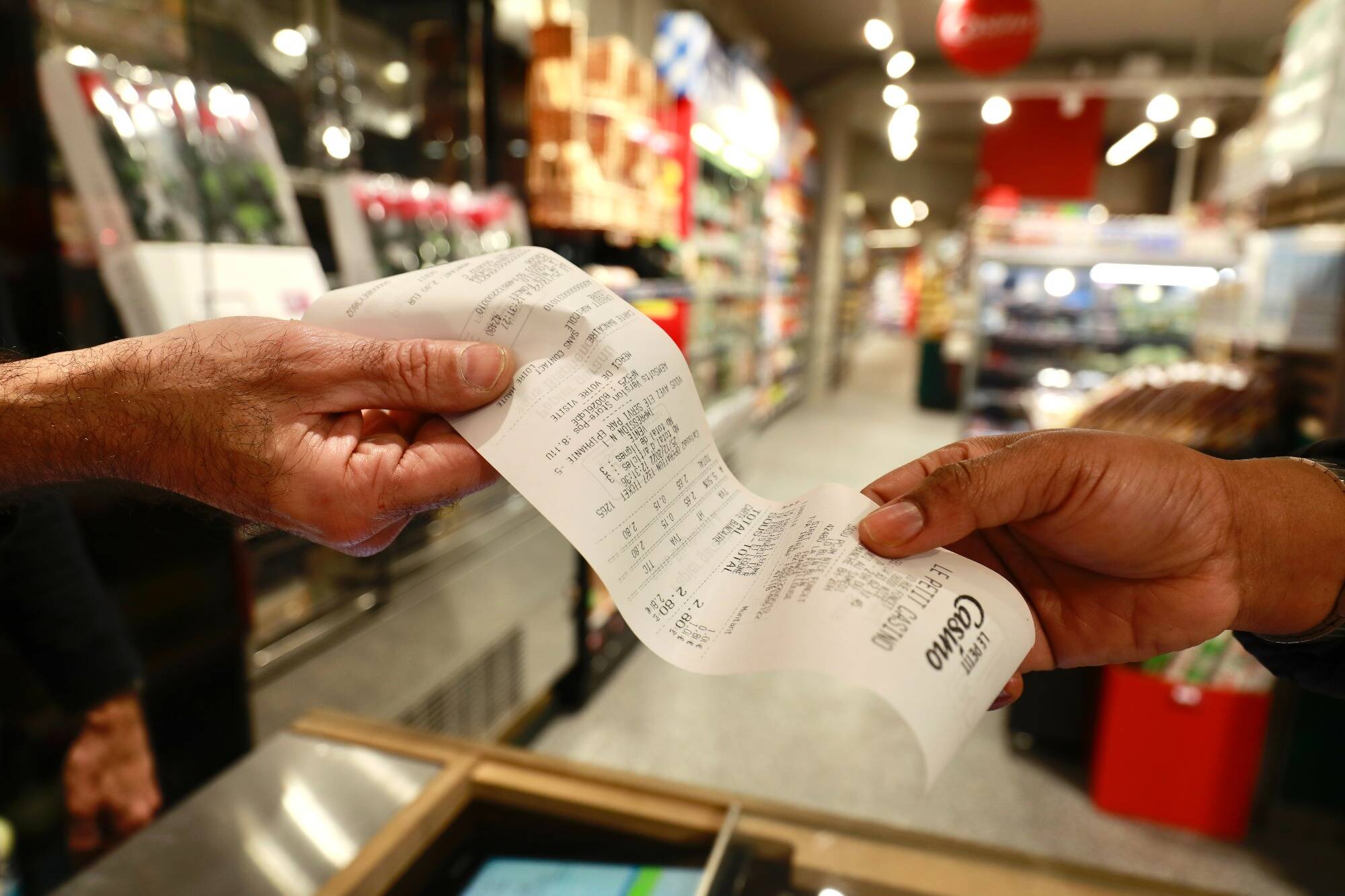 La fin du ticket de caisse c'est ce mardi 1er août, mais est-ce vraiment une bonne alternative pour l'environnement? On fait le point