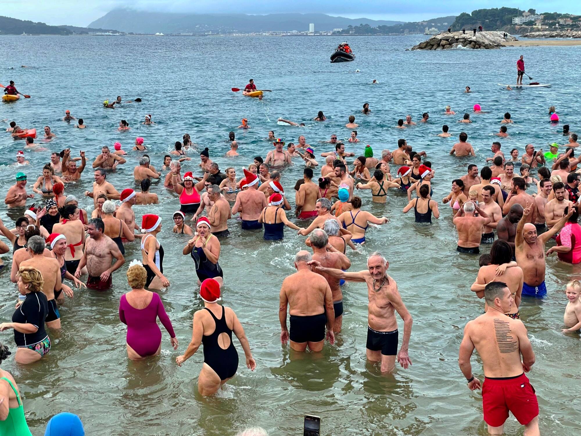 "Plus nombreux qu'à Nice": au Mourillon à Toulon, 700 baigneurs se jettent à l'eau pour le traditionnel bain du Nouvel An