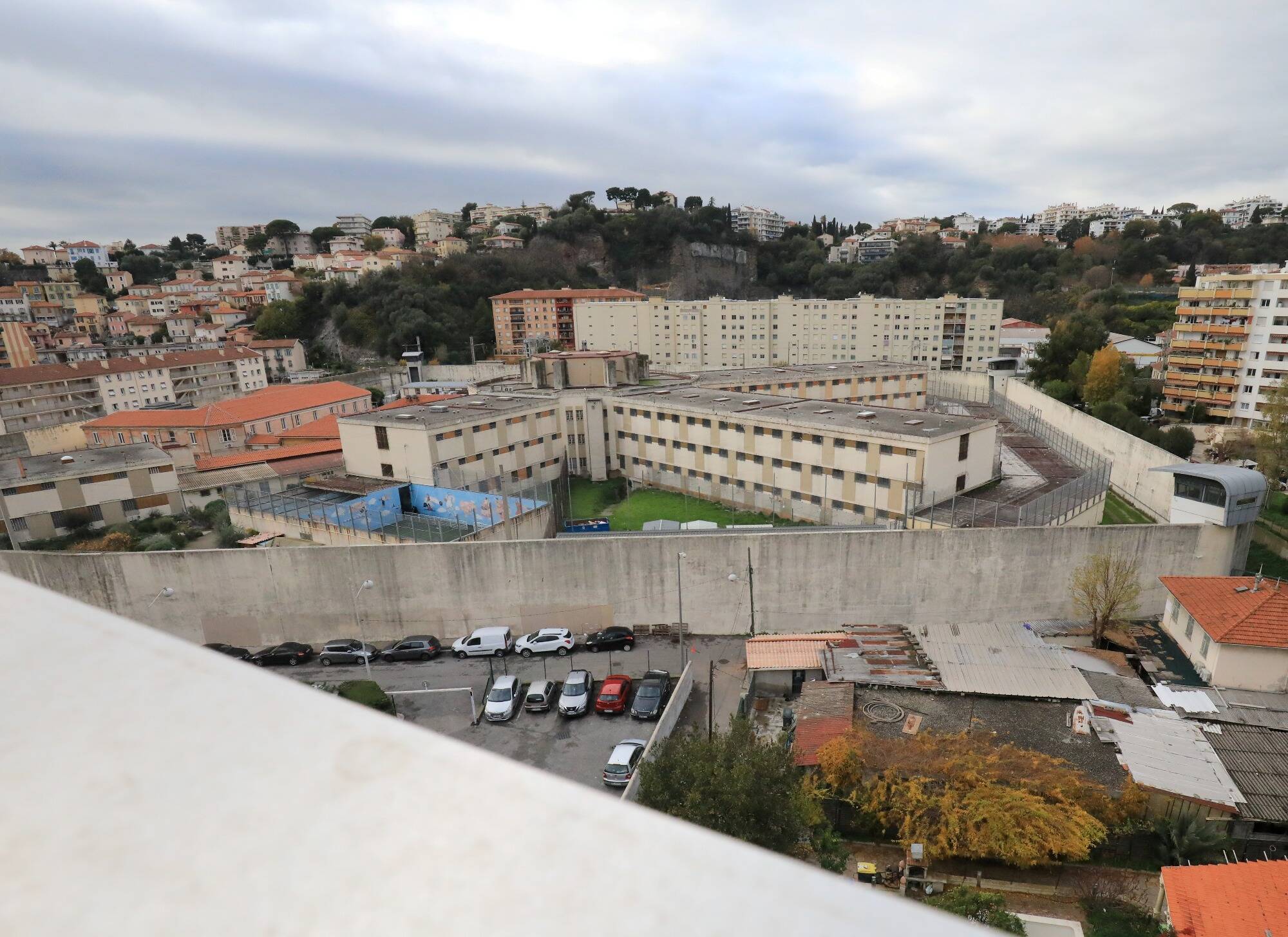 Il jetait des colis pour des détenus par dessus le mur de la prison de Nice, un homme interpellé