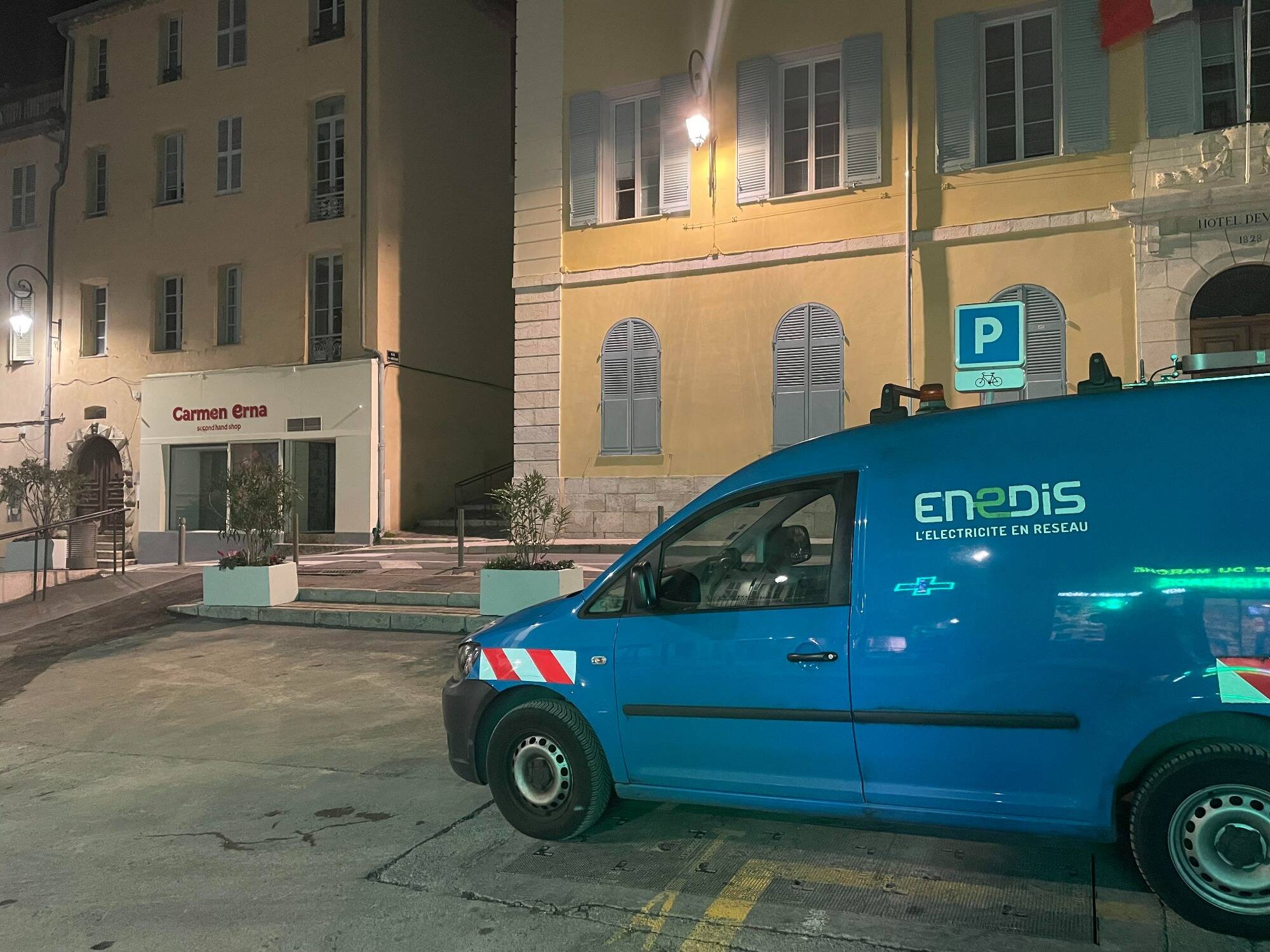 Une grosse panne d'électricité plonge de nombreux foyers dans le noir à Antibes ce lundi