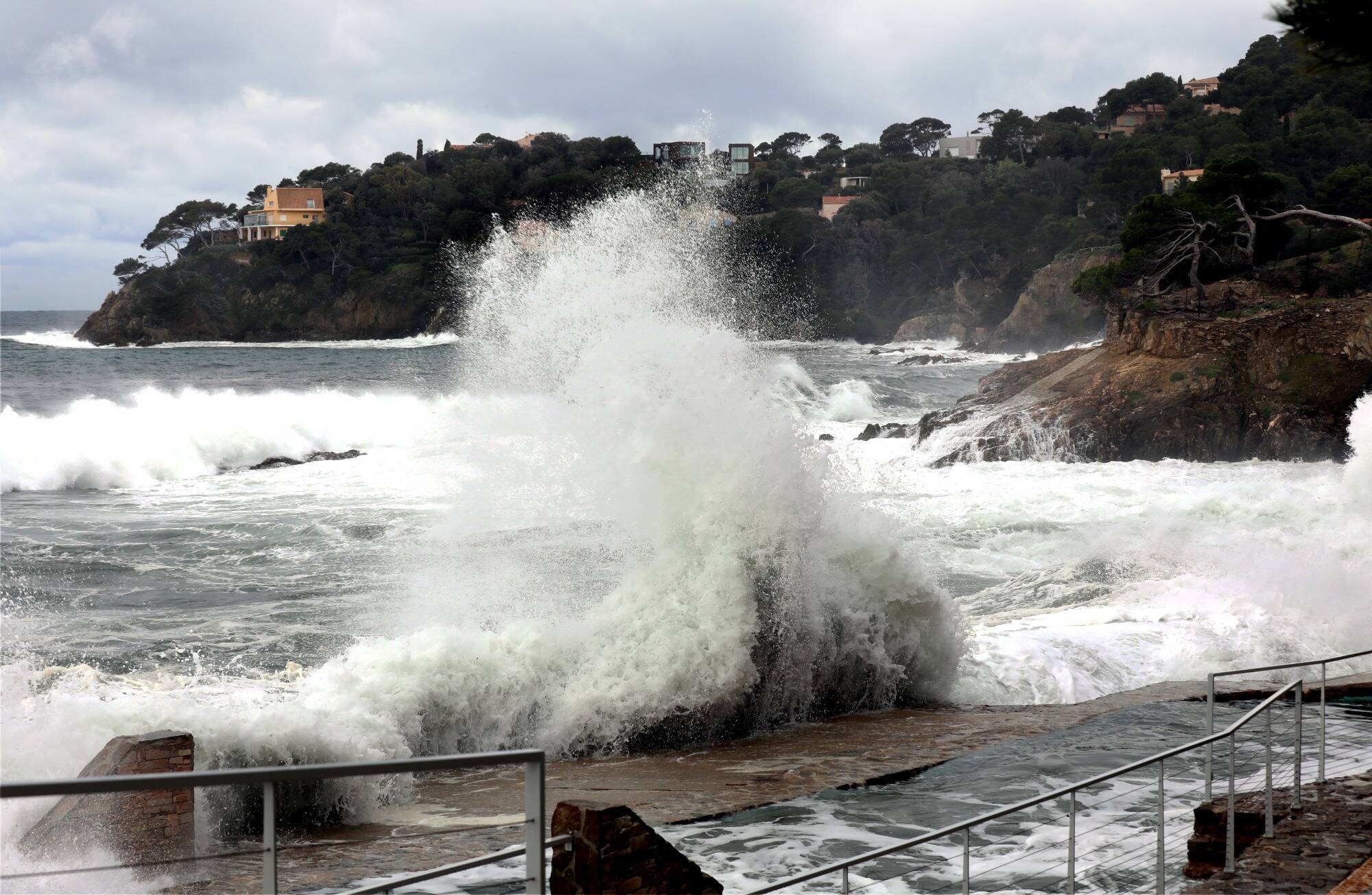 Tempête Ciaran: 1,2 million de foyers privés d'éléctricité dont 780.000 en Bretagne