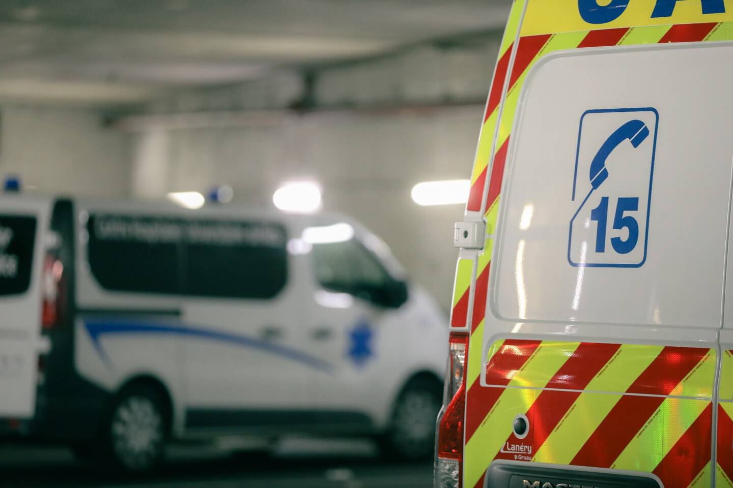 La victime a été évacuée à Pasteur 2 après avoir basculé sur le toit d'une ambulance.