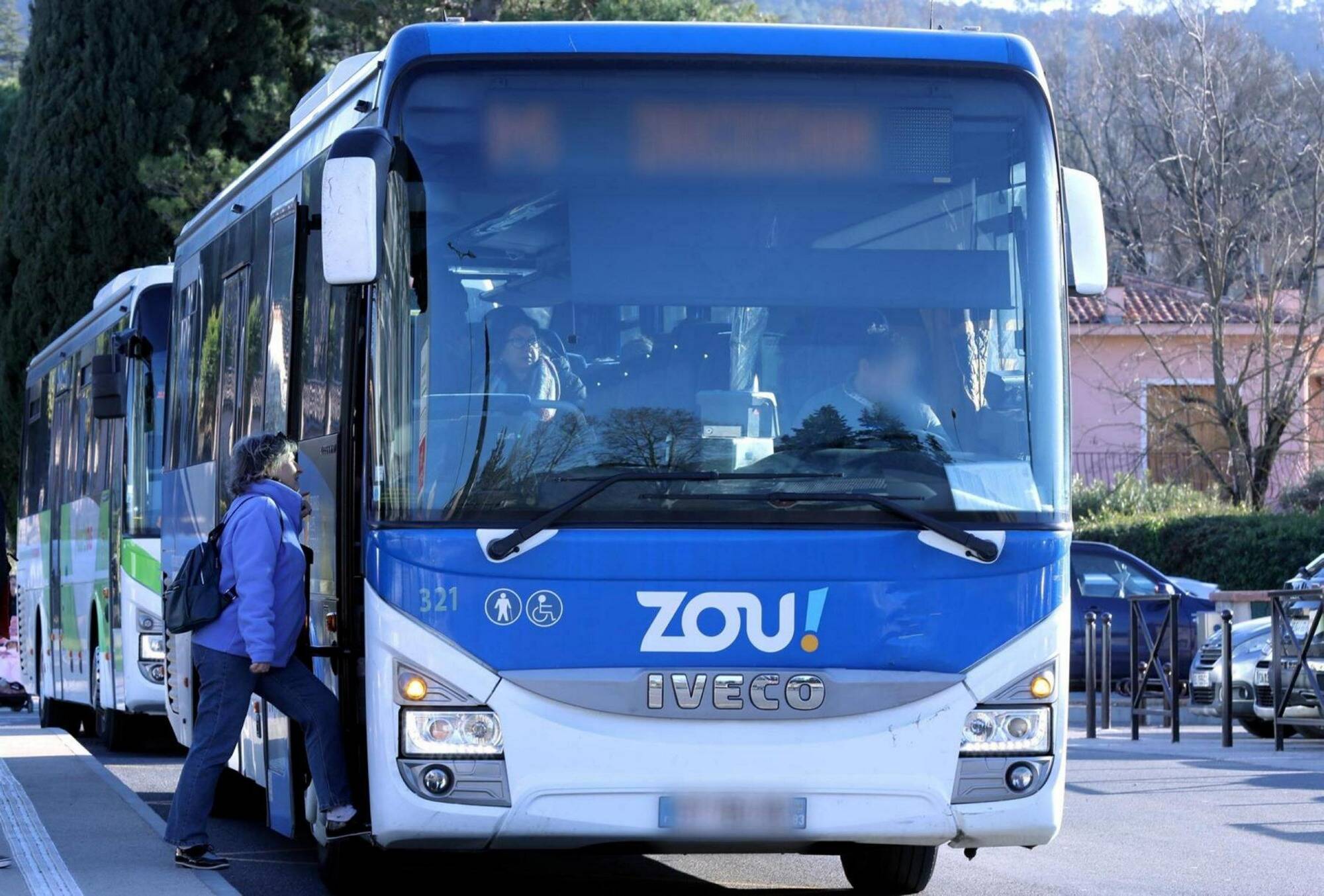 Les bus et trams pourront circuler jusqu'à 22h00 mardi, mais certaines restrictions demeurent: on fait le point