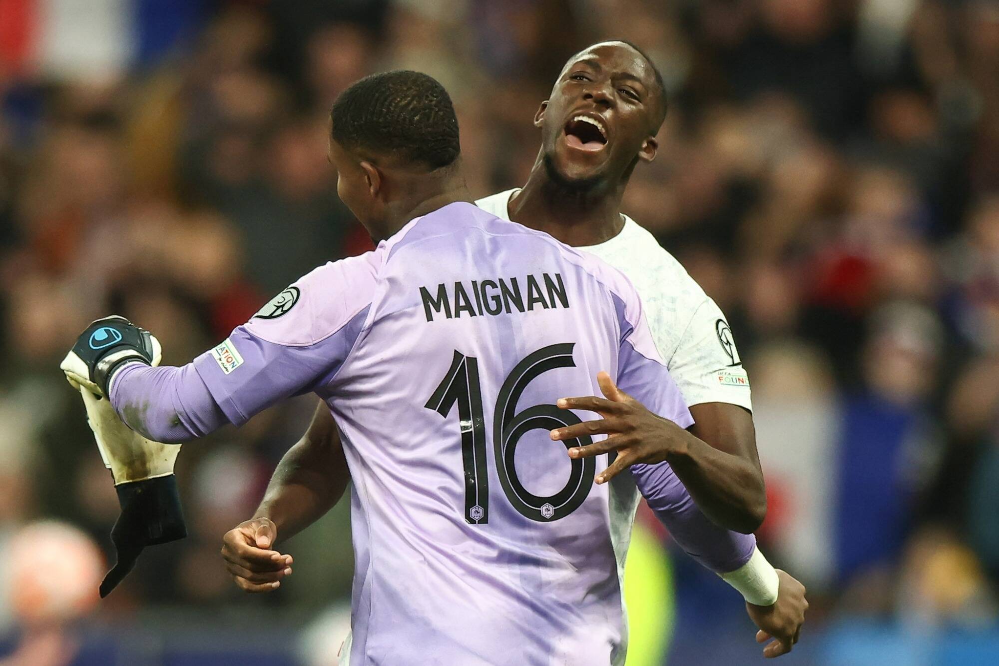 "Je ne voulais plus jouer": le gardien français Mike Maignan victime d'insultes racistes en plein match en Italie