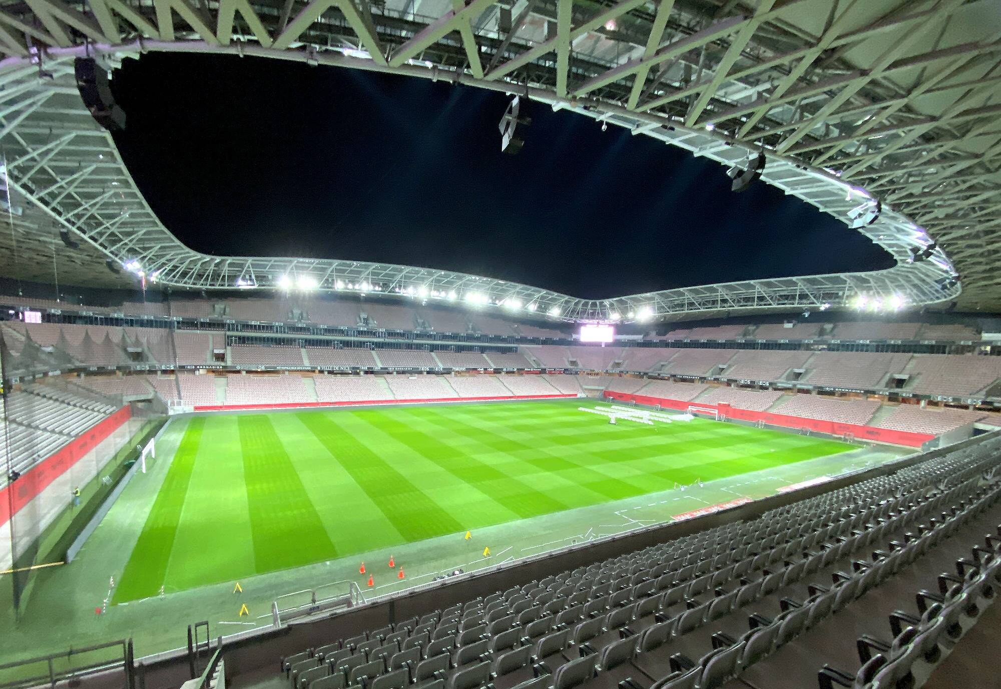 Des supporters de l'OGC Nice lancent une pétition pour changer les couleurs des sièges de l'Allianz Riviera en rouge et noir
