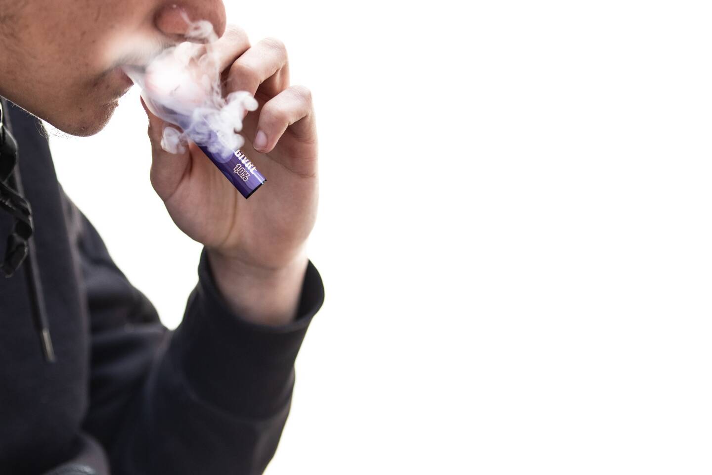 La puff, cigarette électronique jetable, est très populaire chez les adolescents.