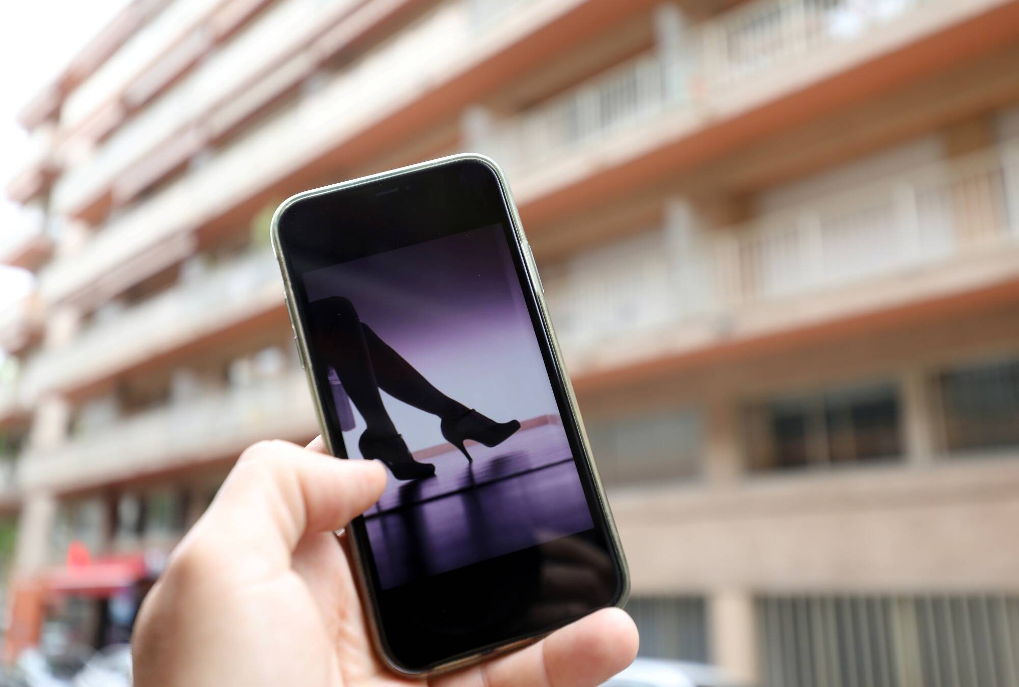 Il utilisait des prostituées brésiliennes: un ancien candidat de l'émission de téléréalité "Les Anges" placé en garde à vue pour proxénétisme