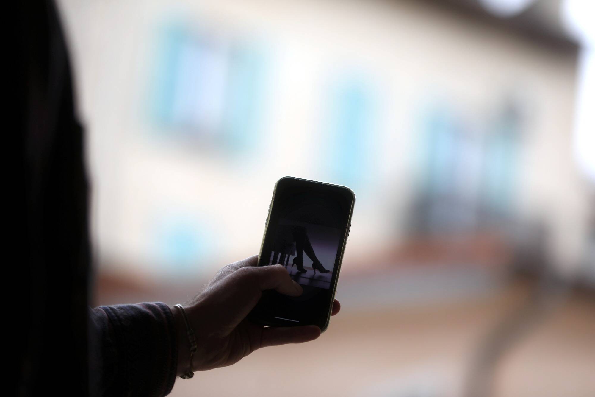 "Des barreaux et des gens qui surveillaient": mineure, la fille de Jocelyne a été victime d'un réseau de prostitution