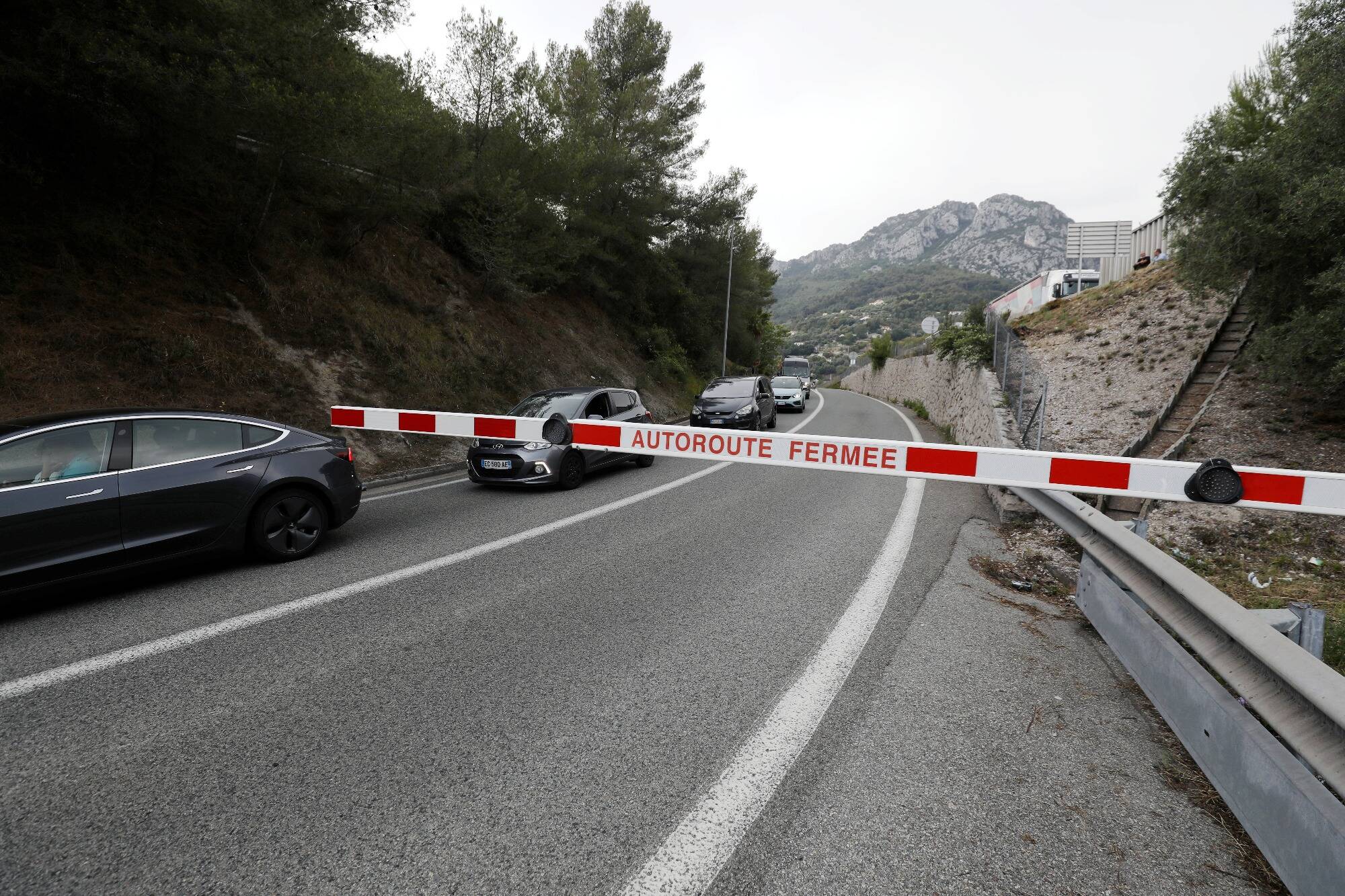 Il saute d'un camping-car en circulation sur l'autoroute A8 et se tue: une rupture amoureuse à l'origine du drame?
