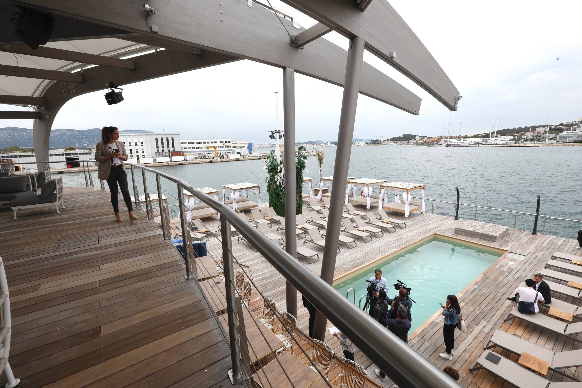 Une piscine, des transats, un bar... on a visité en avant-première la barge polémique Canua Island, découvrez nos images