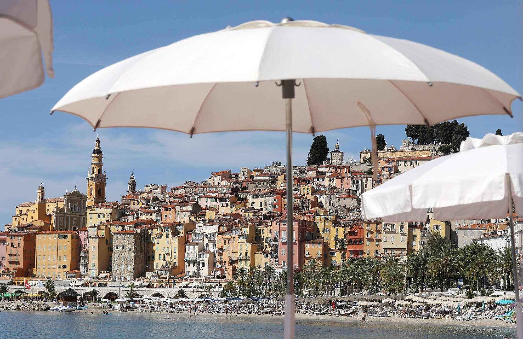 "On sera à leurs côtés en appel": le maire de Menton apporte un "soutien sans faille" aux quatre plagistes dont les contrats ont été annulés