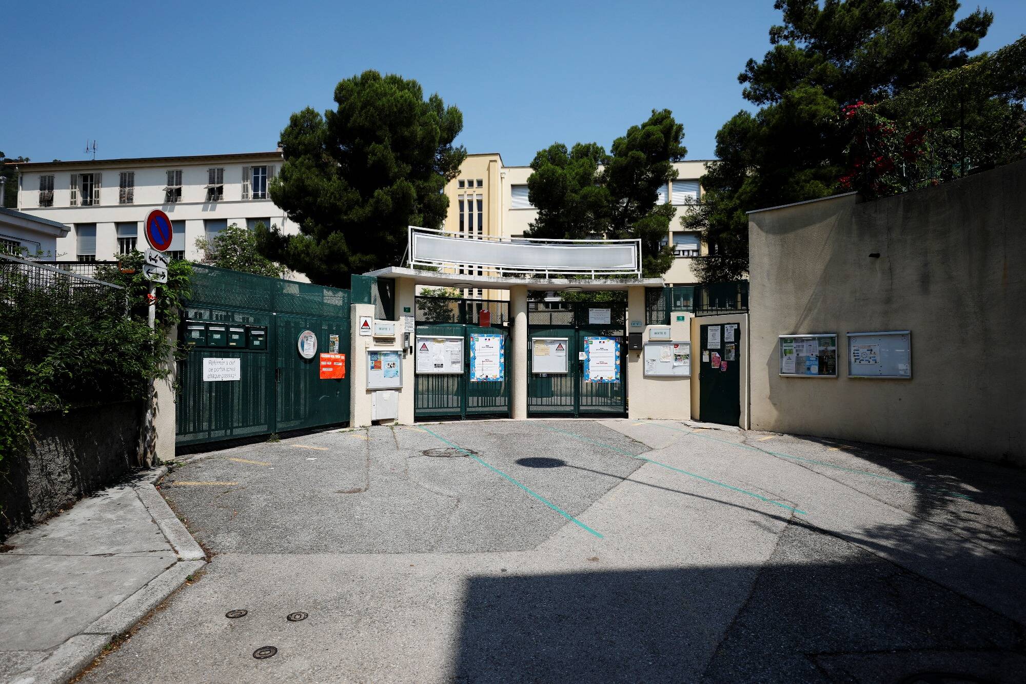 Prières dans les écoles de Nice: "J'enlève mon voile quand je vais au lycée parce que c'est laïque, la prière c'est à la maison"