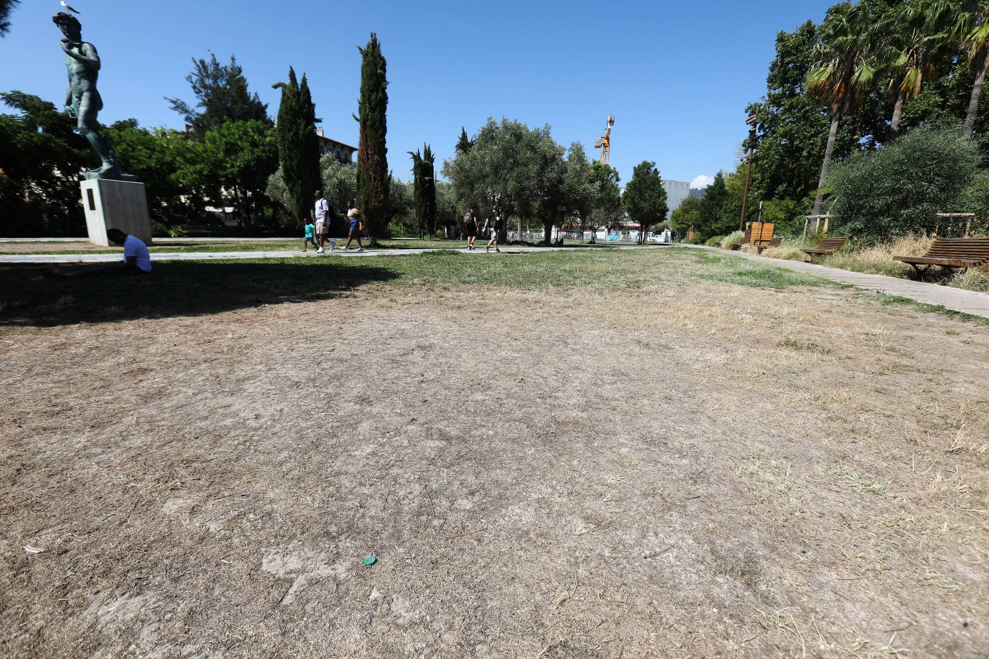 "Je m'y attendais", "ce n'est pas joli"... La pelouse de la coulée verte de Nice a encore grillé et voici ce que les usagers en pensent