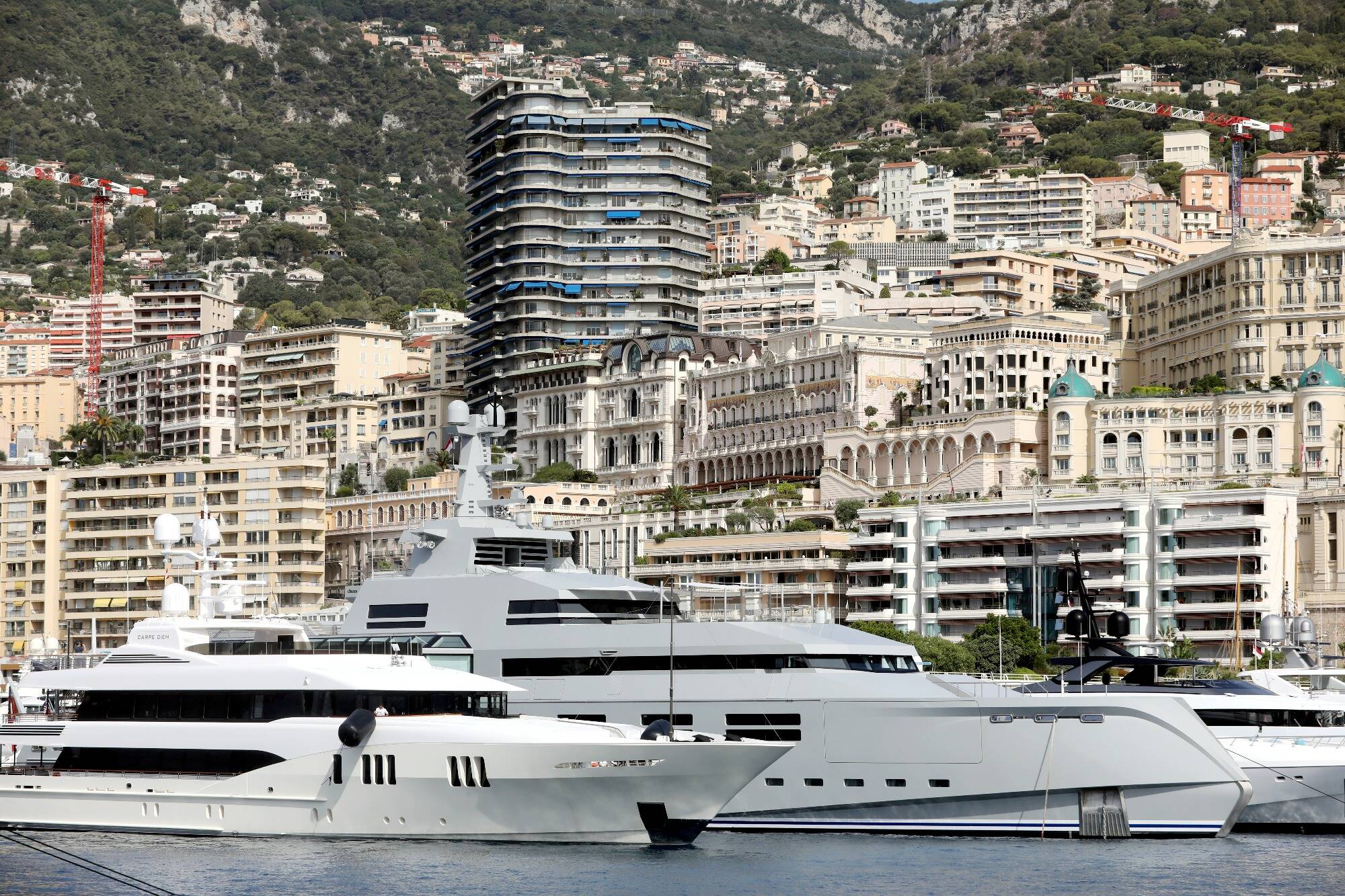 Qui sont ces milliardaires qui se cachent derrière ces méga-yachts qui fraient en mer Méditerranée cet été