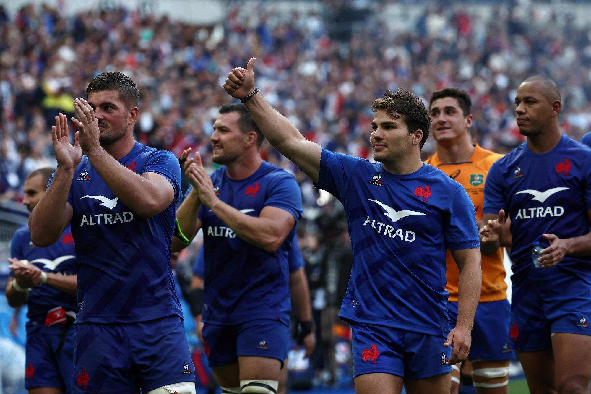 "Dupont est un joueur hors norme": le capitaine du XV de France rejoint le groupe et entrevoit le quart de finale du Mondial
