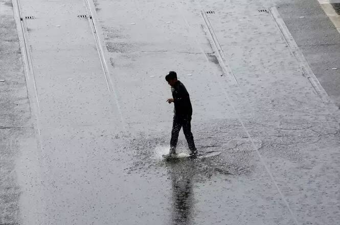 "Fermer les écoles n'est pas anodin, mais il ne faut pas prendre de risques pour la population", explique le directeur de cabinet du préfet des Alpes-Maritimes