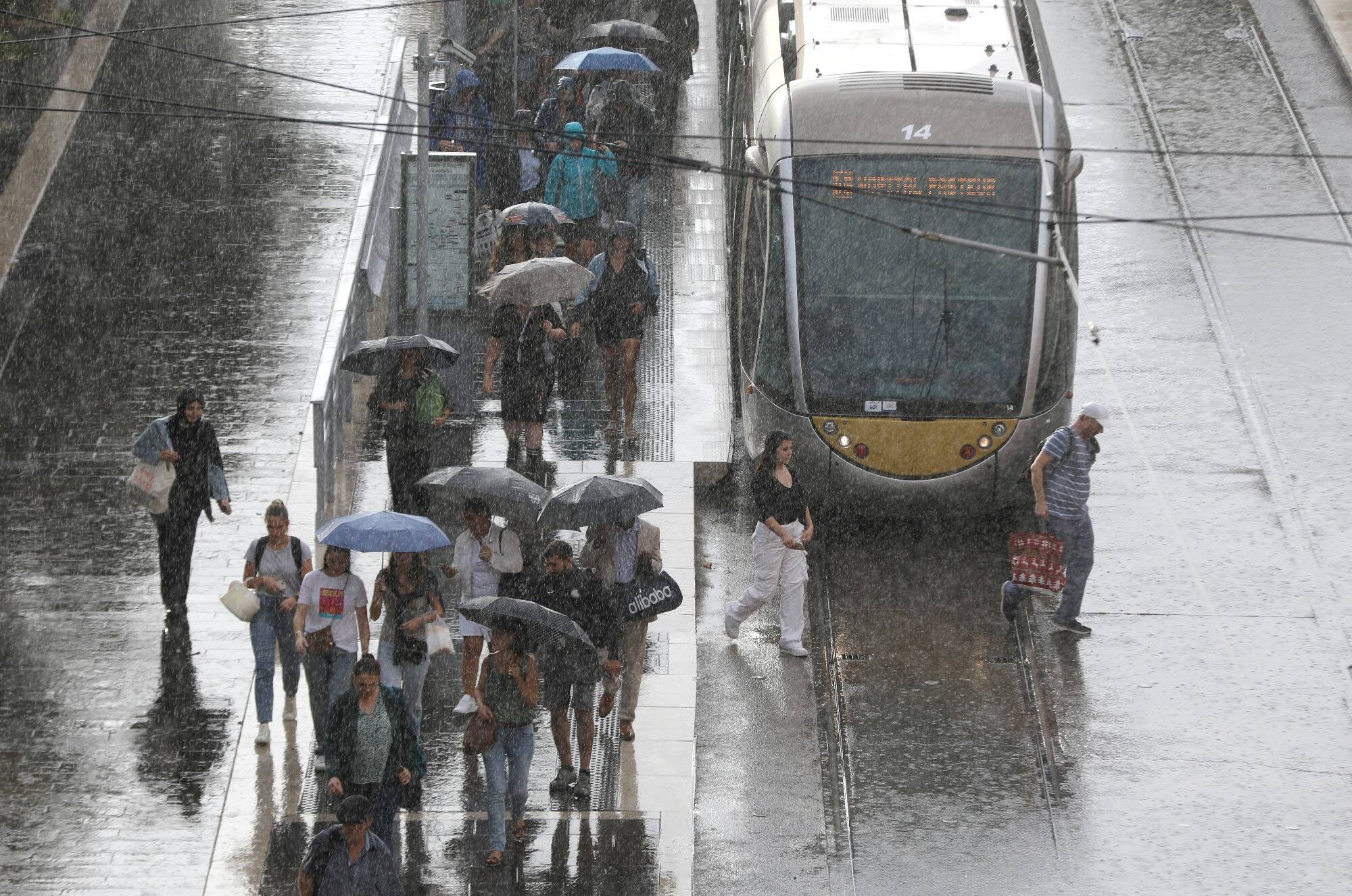 Vigilance orange dans les Alpes-Maritimes et le Var: Nice ferme ses parcs et l'accès aux plages, la circulation perturbée... suivez notre direct