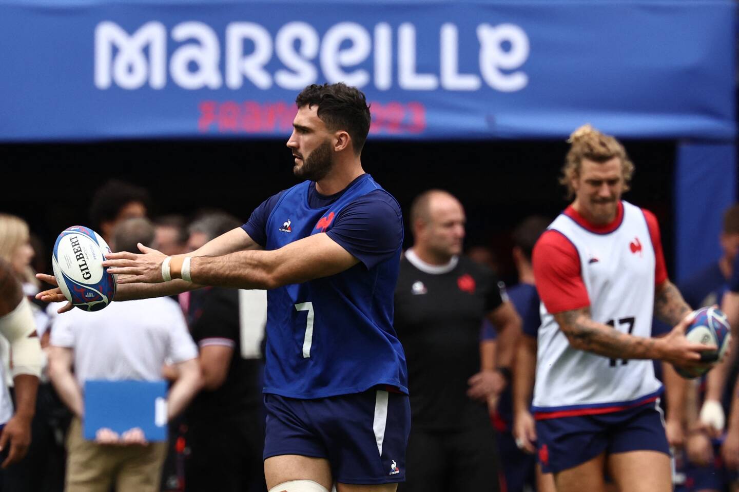 Charles Ollivon lors de la séance d'entraînement au stade Vélodrome de Marseille le 20 septembre 2023, à la veille de son match contre la Namibie lors de la Coupe du monde de rugby France 2023.