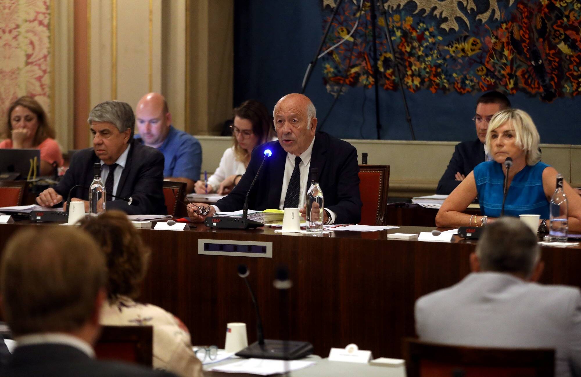 Affaire Messina: le maire de Menton évoque des "complices" en conseil municipal, une élue quitte la majorité