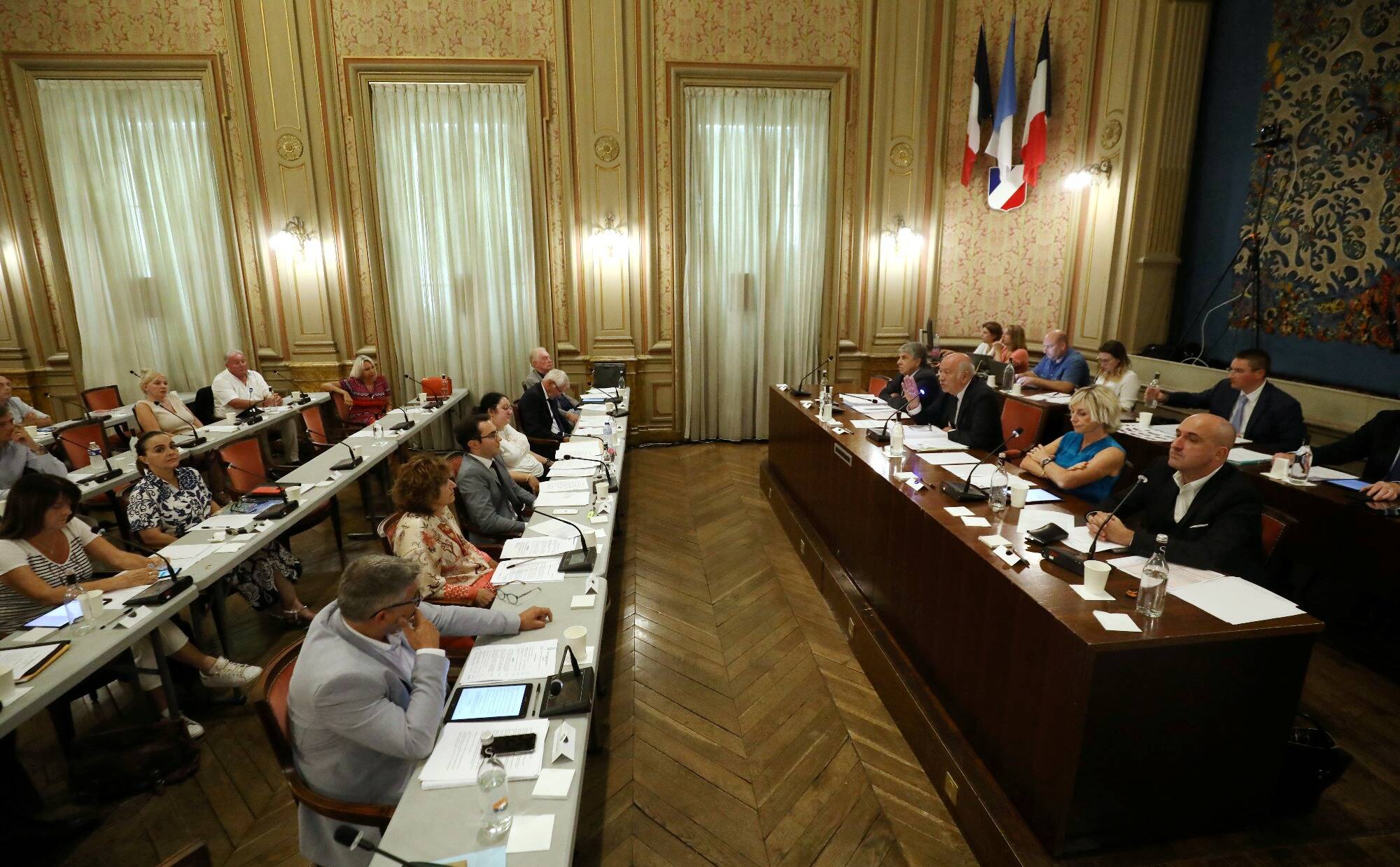 Centre pour migrants mineurs à Menton: les élus refusent toute réquisition d'hôtel et la mise en place d'un espace dédié même temporaire