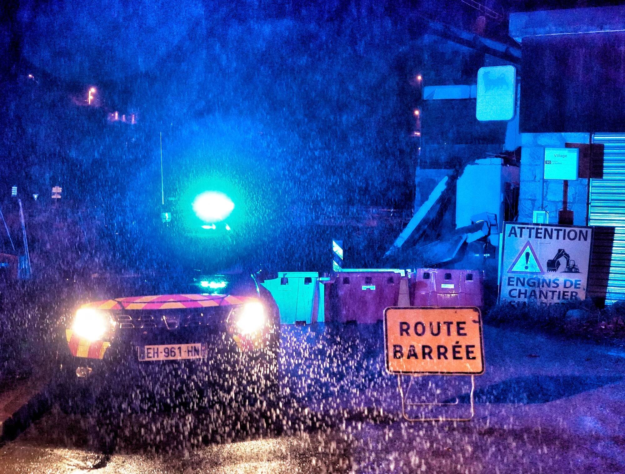 Des rafales à plus de 140km/h, des cumuls de pluie importants, la Prom' coupée à la circulation... les Alpes-Maritimes en alerte rouge, suivez notre direct