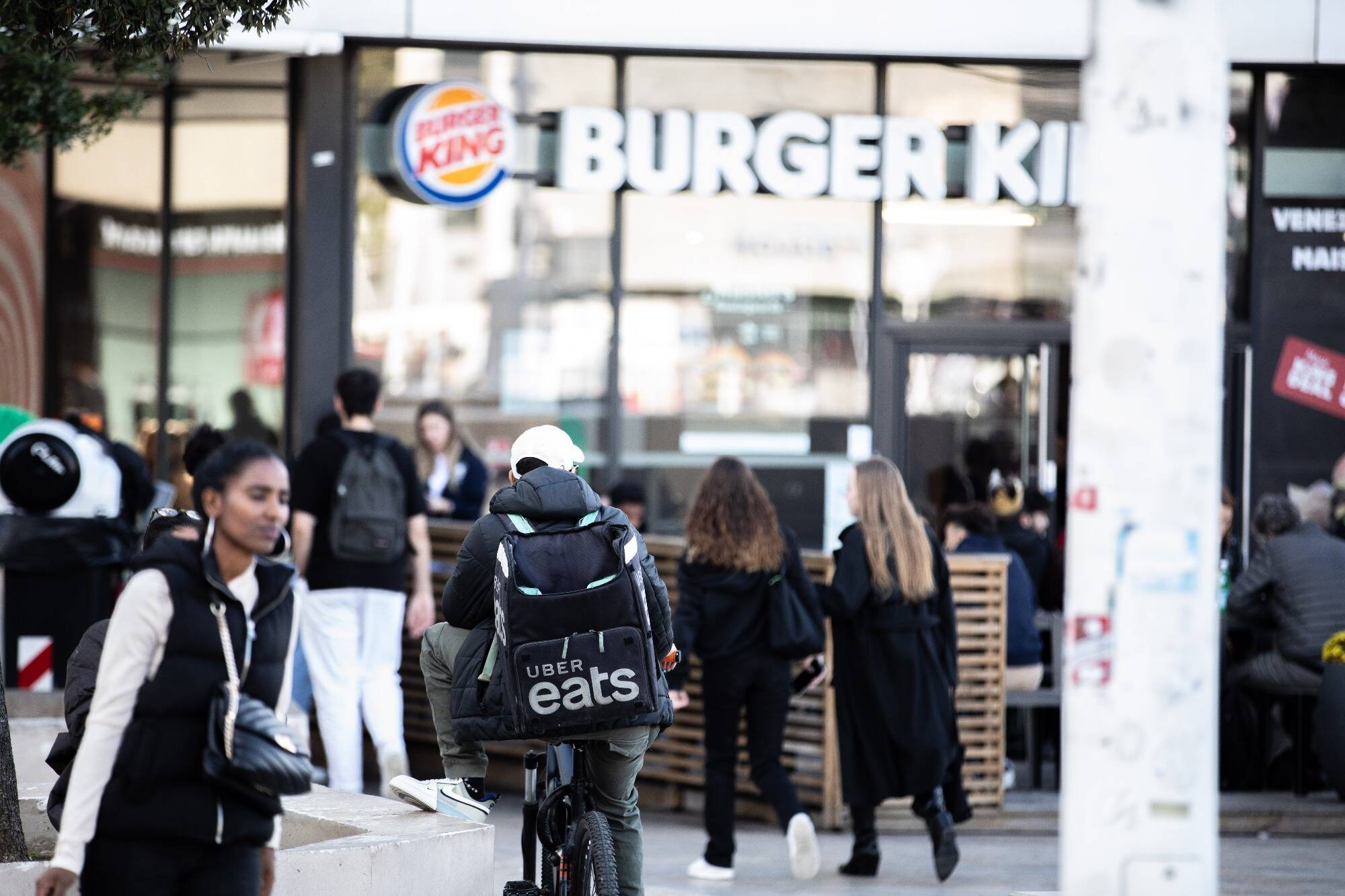 Nouvelle tarification, revenus en baisse... Pourquoi les livreurs UberEats appellent à la grève des courses ce week-end