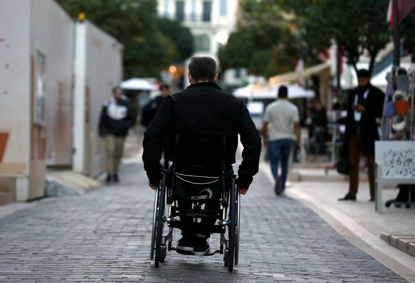 Le projet prévoyait une base du remboursement de 2.600 euros pour un fauteuil manuel (contre 600 euros aujourd'hui), et 18.000 euros pour un électrique (contre 5.200 euros).