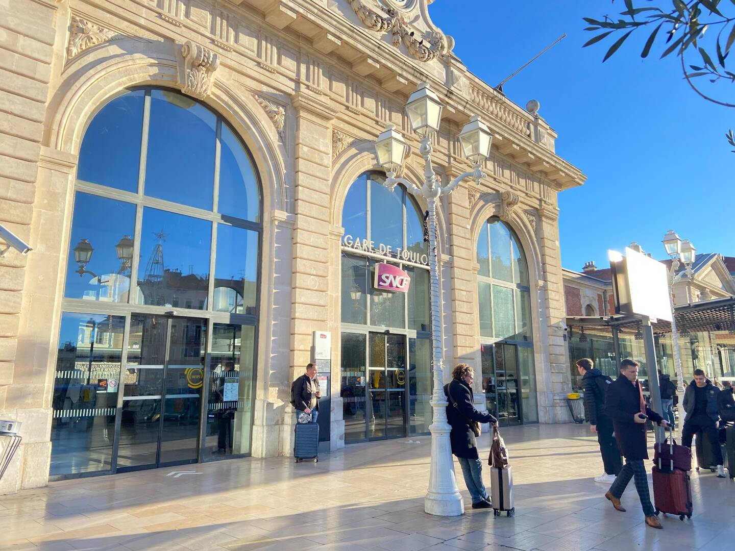 La SNCF indique que la reprise du trafic est estimée pour 17h15.