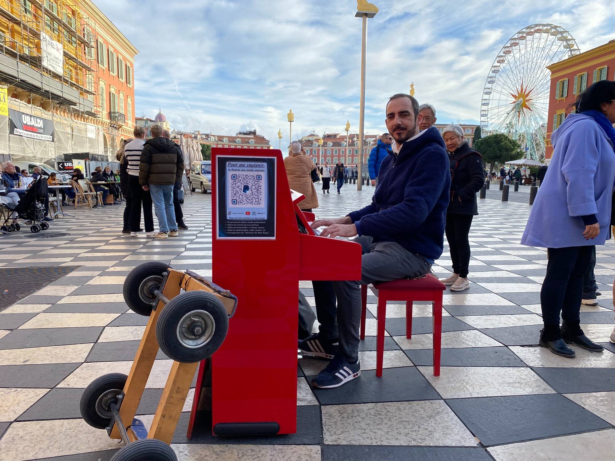 "De nos jours, il faut faire attention..." Un célèbre pianiste de rue chahuté par un passant à Nice