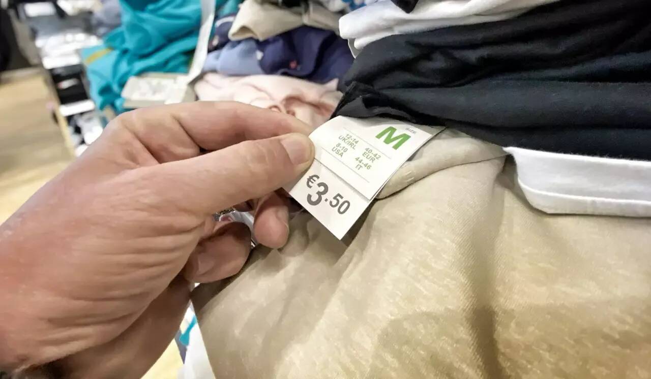 Malus environnemental, publicité interdite... On fait le point sur les mesures de restriction prises à l'encontre de la "fast fashion"