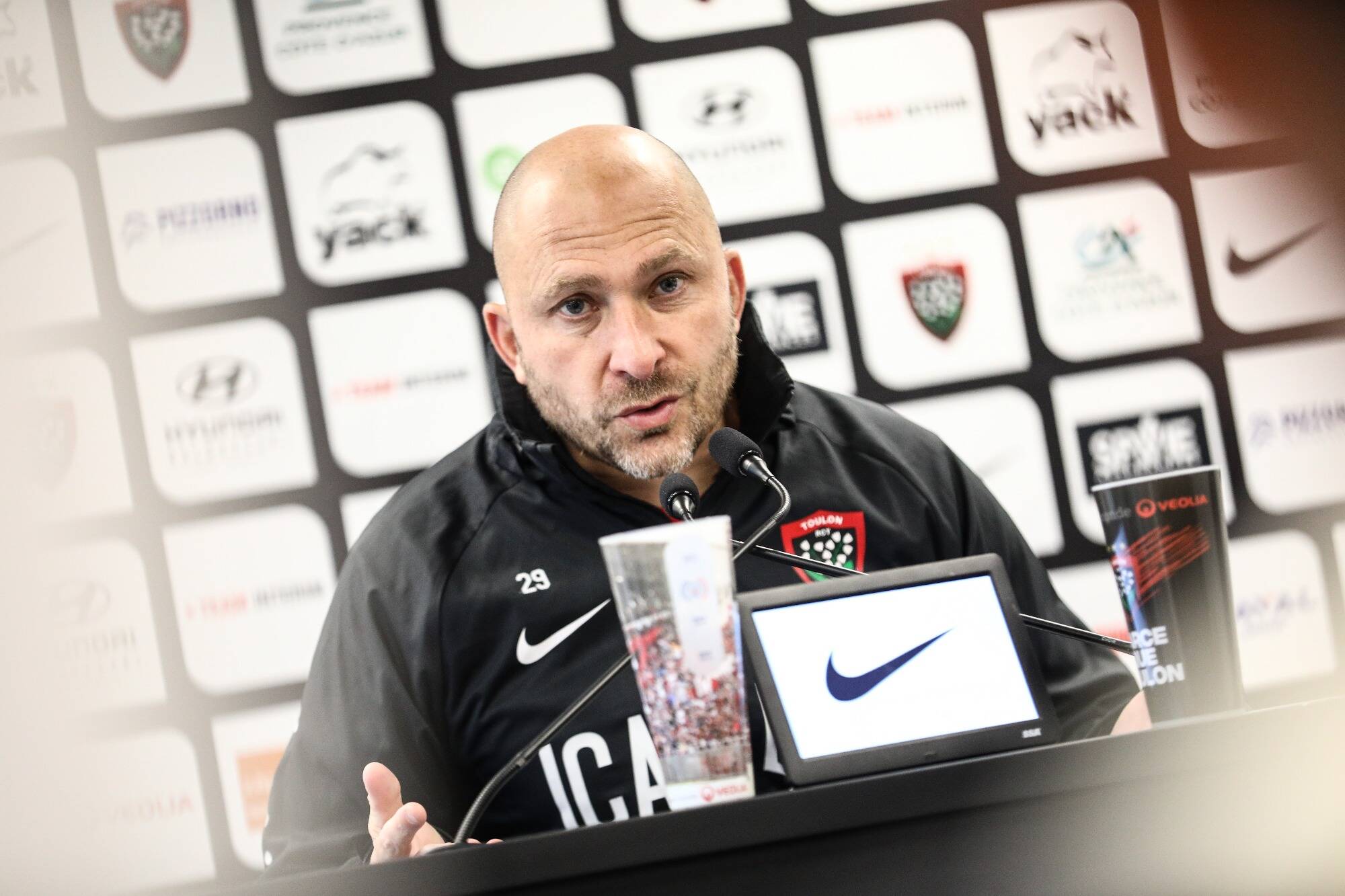 "On va apprendre, et revenir bien meilleurs": la déception de l'entraîneur du RCT Pierre Mignoni après la défaite face à La Rochelle