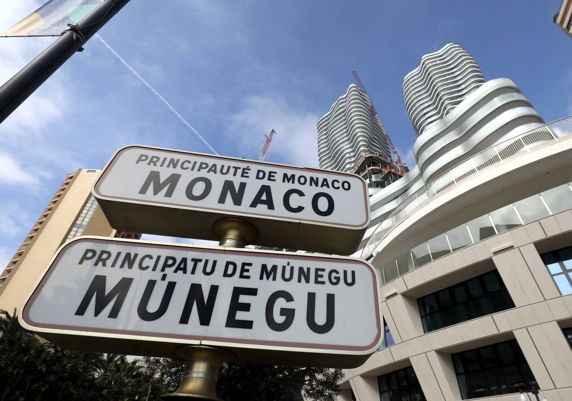 La Principauté de Monaco doit-elle être interdite d'accès à certains véhicules? Le prince Albert II donne son avis