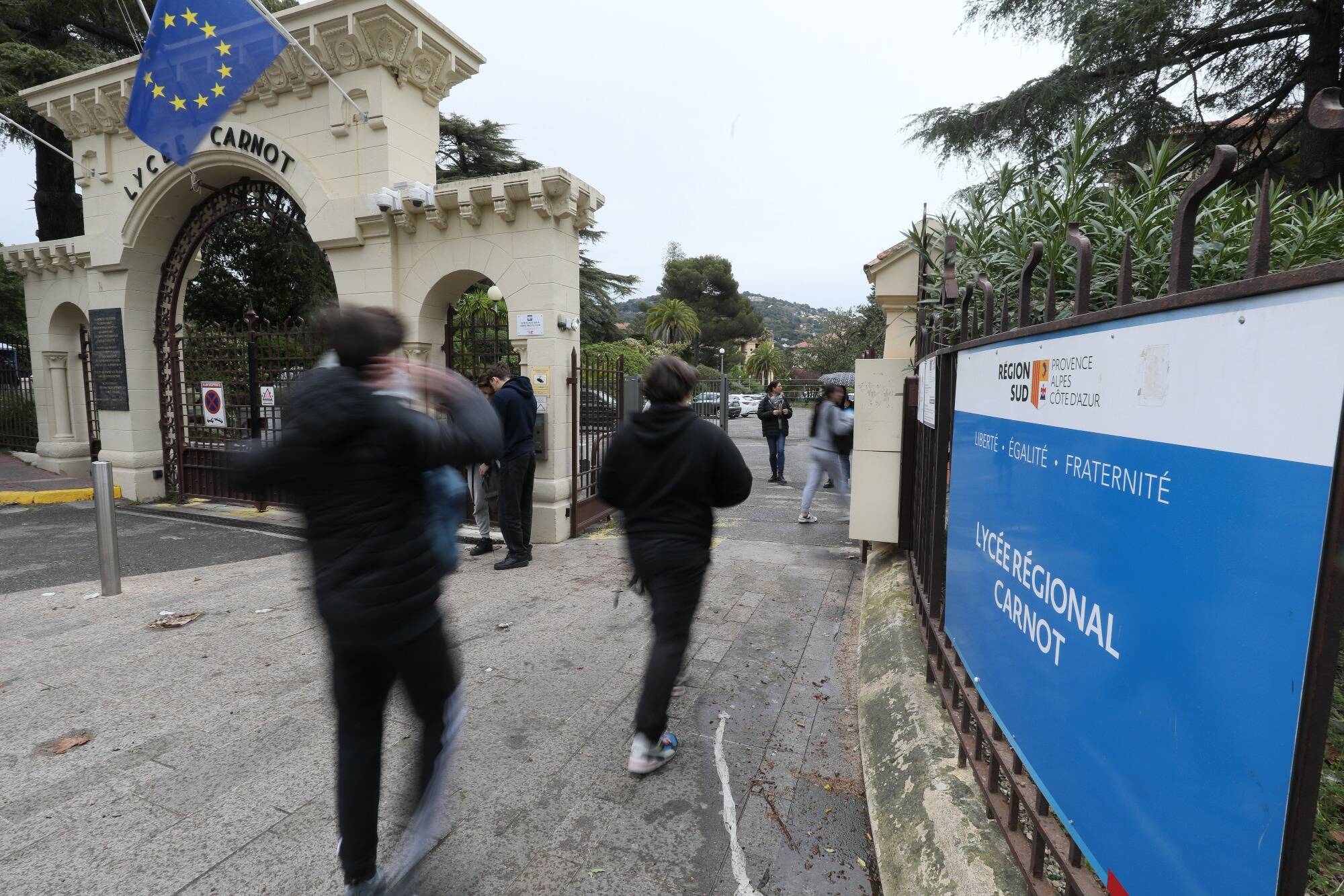 Un lycéen de 15 ans interpellé après avoir frappé un camarade à Cannes et tenu des propos homophobes