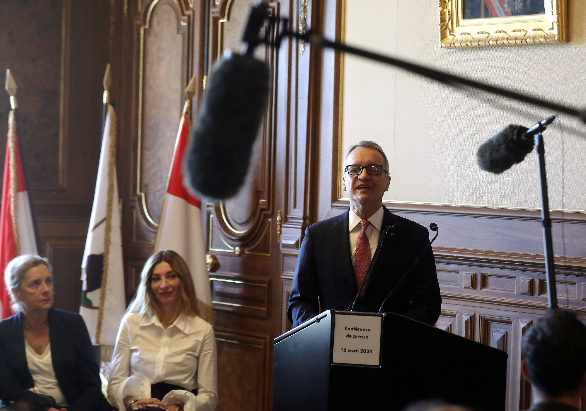 De retour, le maire de Monaco Georges Marsan martèle son innocence mais refuse d'évoquer les faits pour lesquels il est inculpé