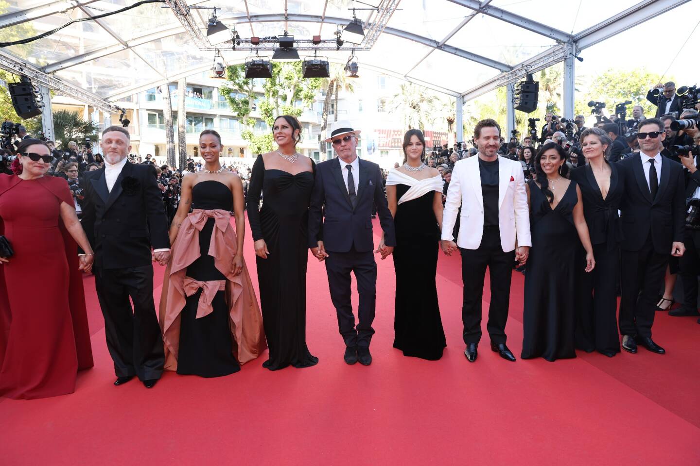 L'équipe d'Emilia Perez, sur le tapis rouge du Festival de Cannes. 