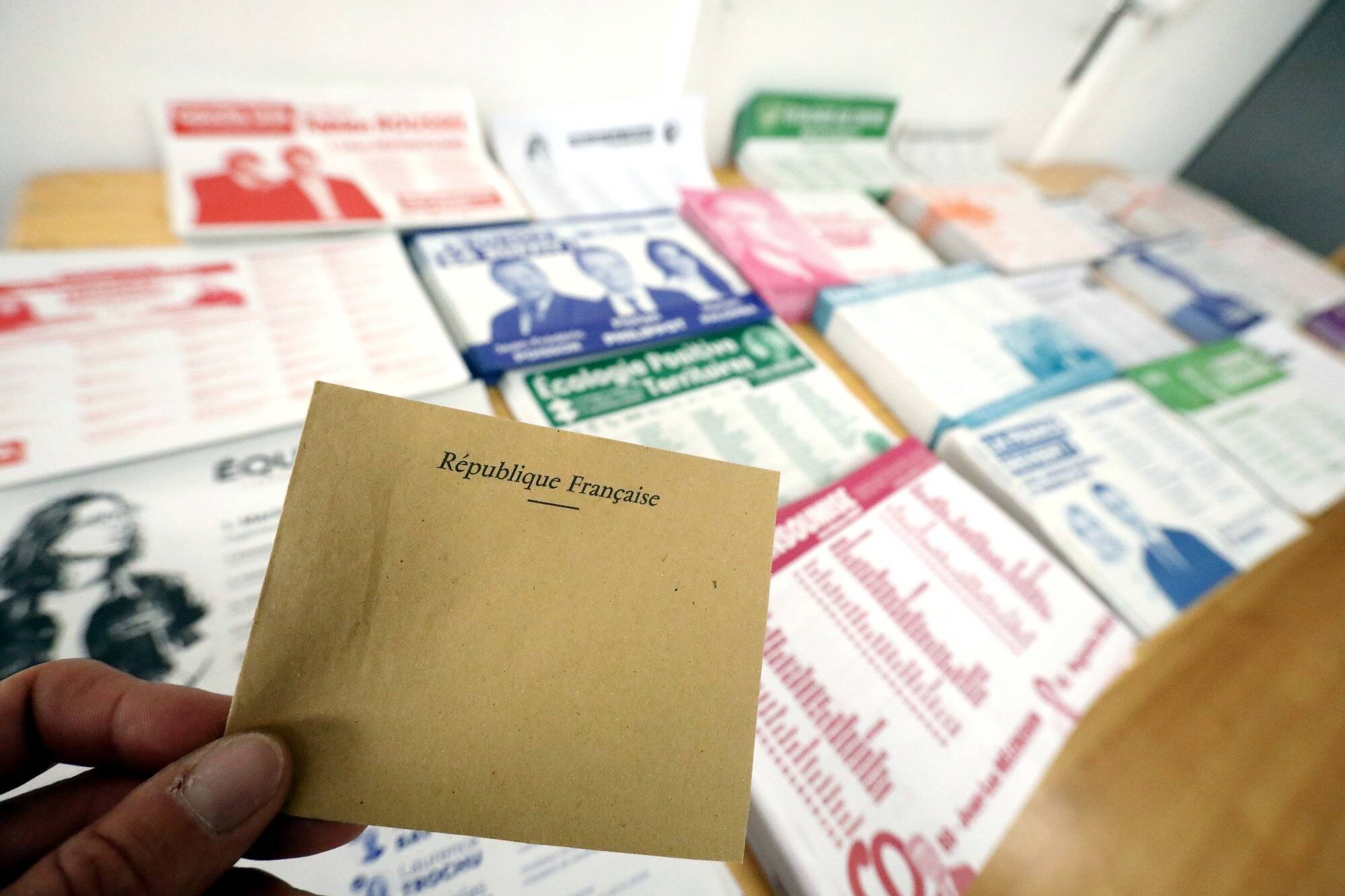 Le RN à 35%, la gauche mieux placée divisée qu'unie, selon un sondage