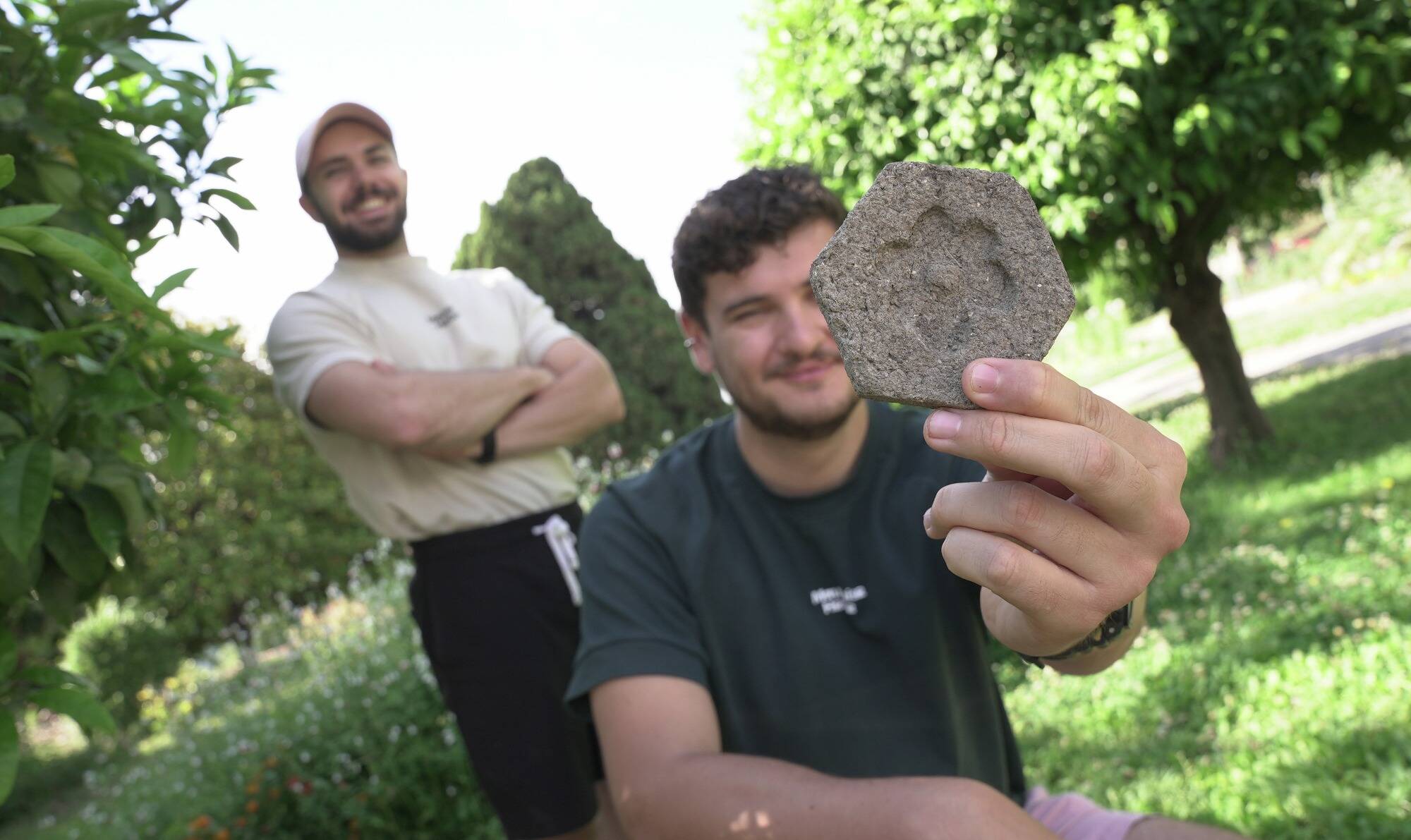 Pour faire revenir les insectes en ville, ces designers azuréens créent une tomette fleurie