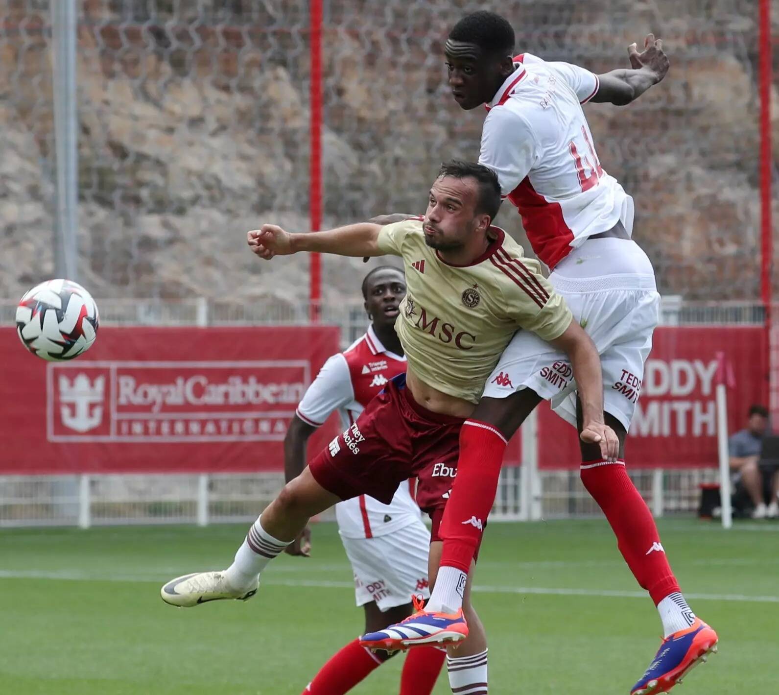 Un jeune joueur de l'AS Monaco, Samuel Nibombé, victime d'un malaise en plein match, le club donne des nouvelles rassurantes