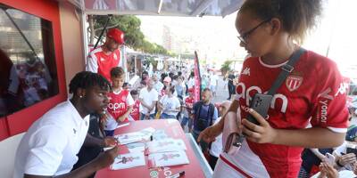 L'AS Monaco inaugure le village d'été par une séance de dédicaces de sa nouvelle recrue George Ilenikhena