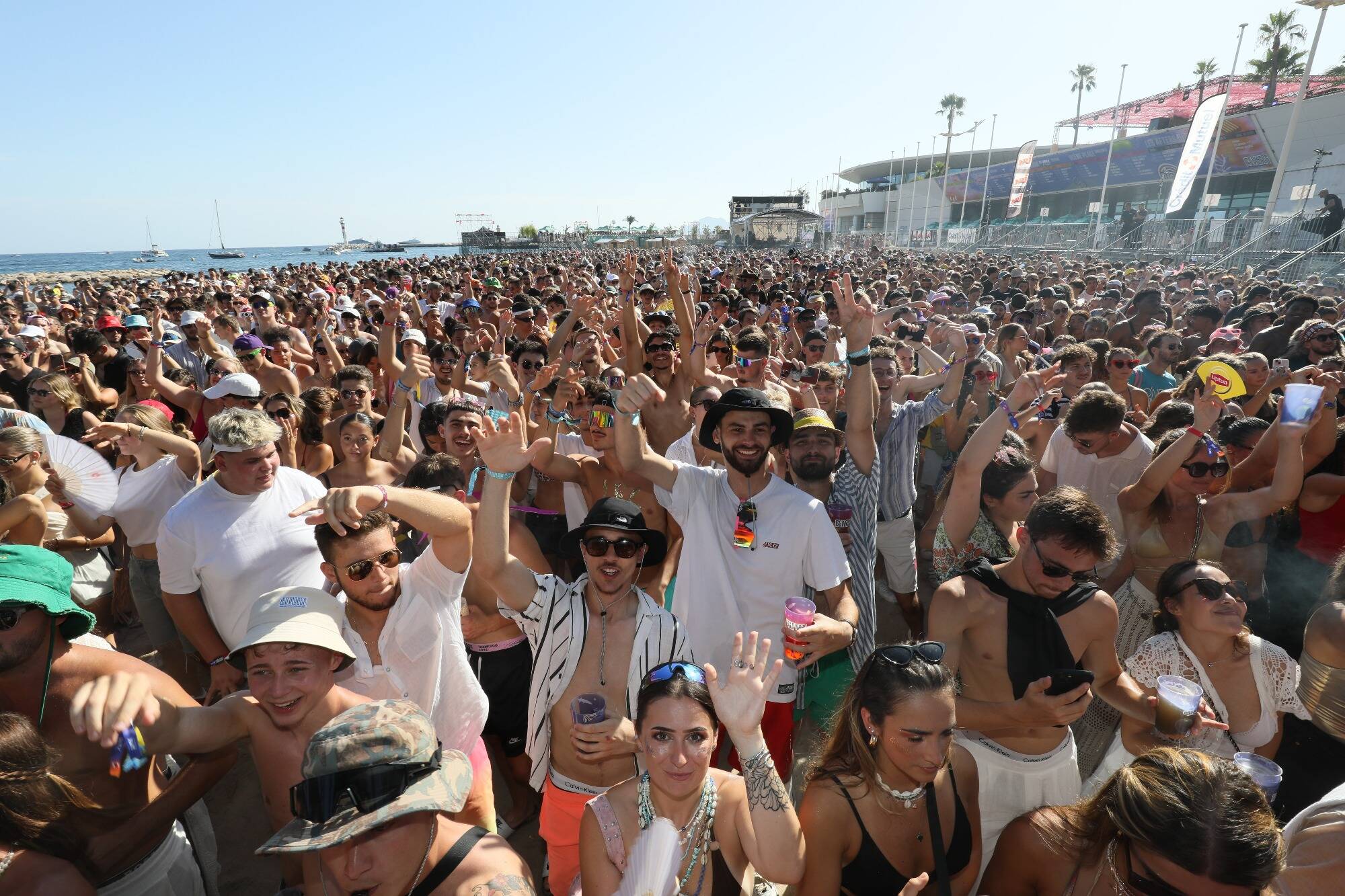 Capacité augmentée, line-up solide, dimension festive renforcée... Voici ce qui vous attend aux Plages électroniques 2025 cet été à Cannes