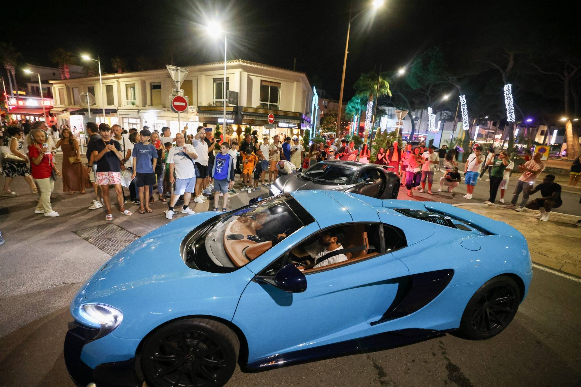 Certains modèles coûtent plus de 3 millions d'euros: en images, le défilé des hypercars dans cette commune de la Côte d'Azur
